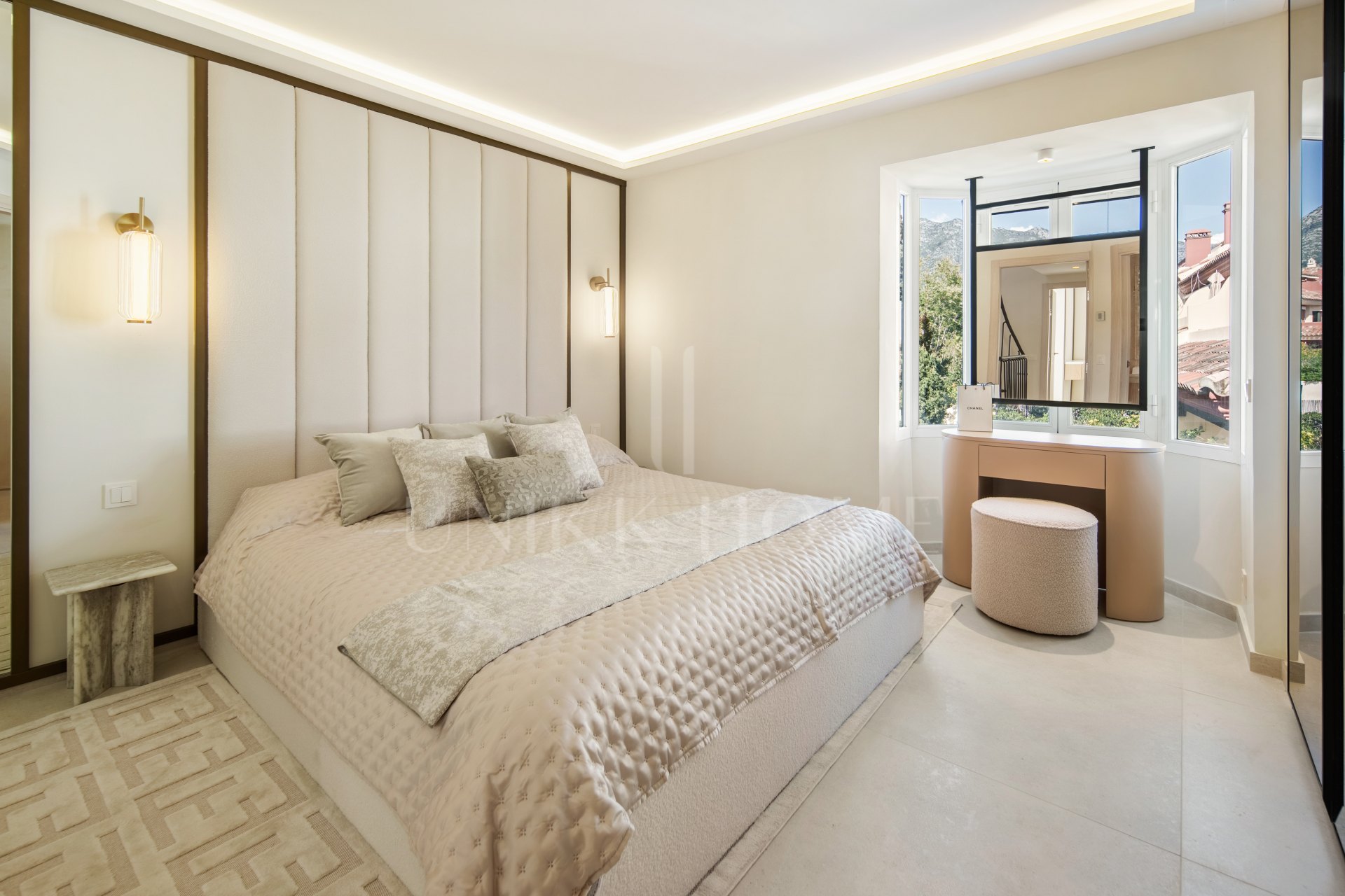 Golden Mile Gem – Renovated Townhouse with Terrace