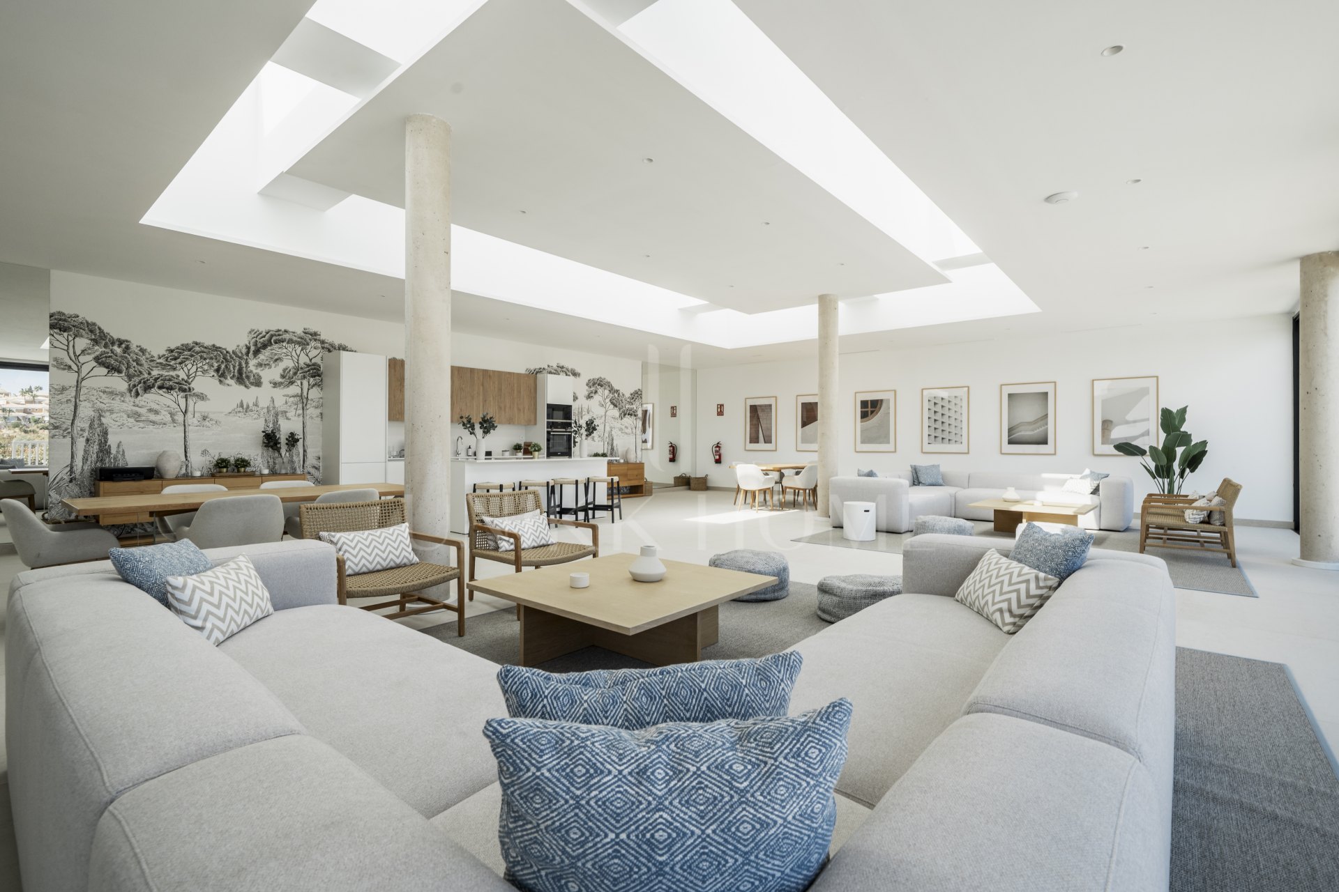 Luxury Ground Floor Apartment with Garden and Partial Sea Views in Marbella East