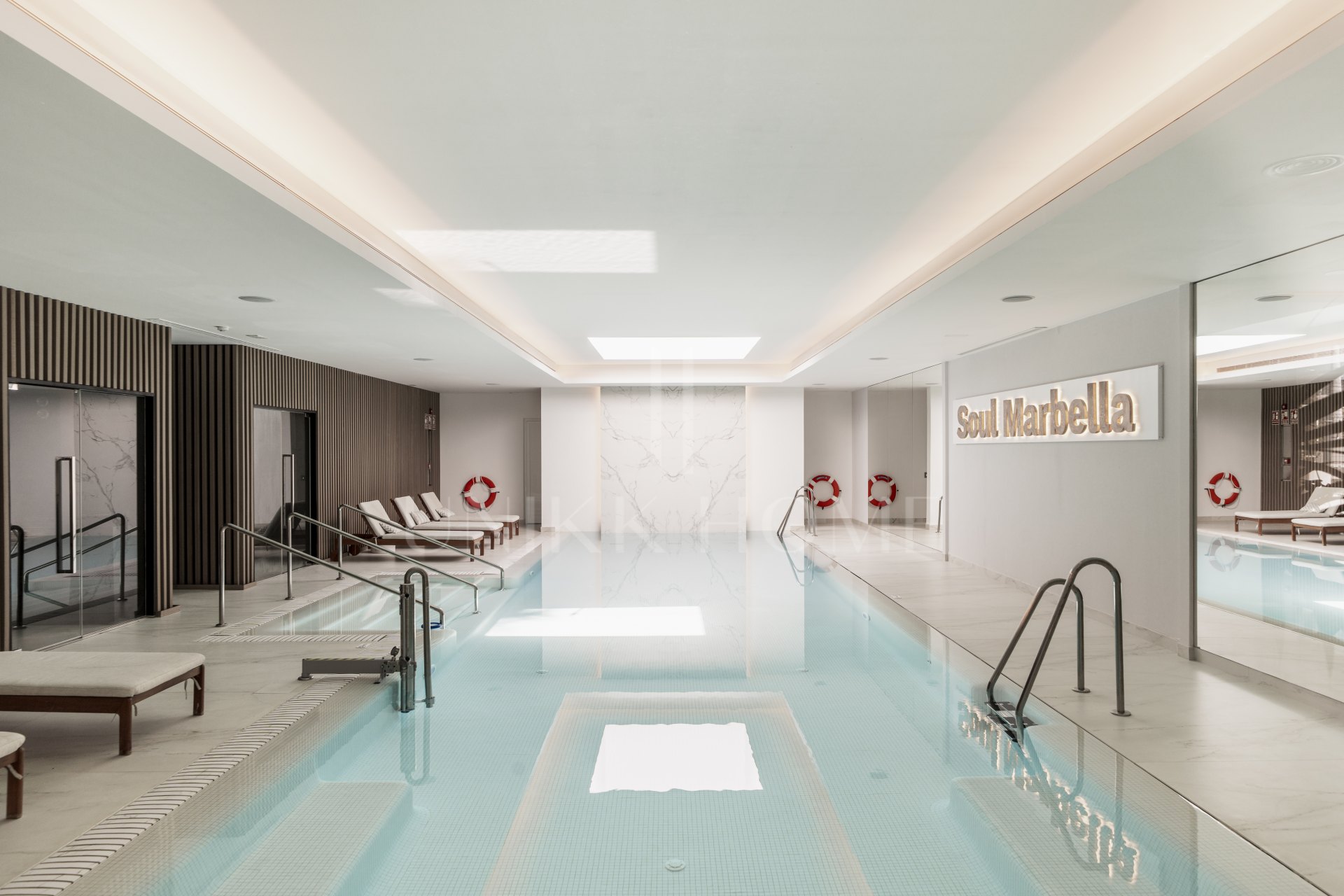 Luxury Ground Floor Apartment with Garden and Partial Sea Views in Marbella East