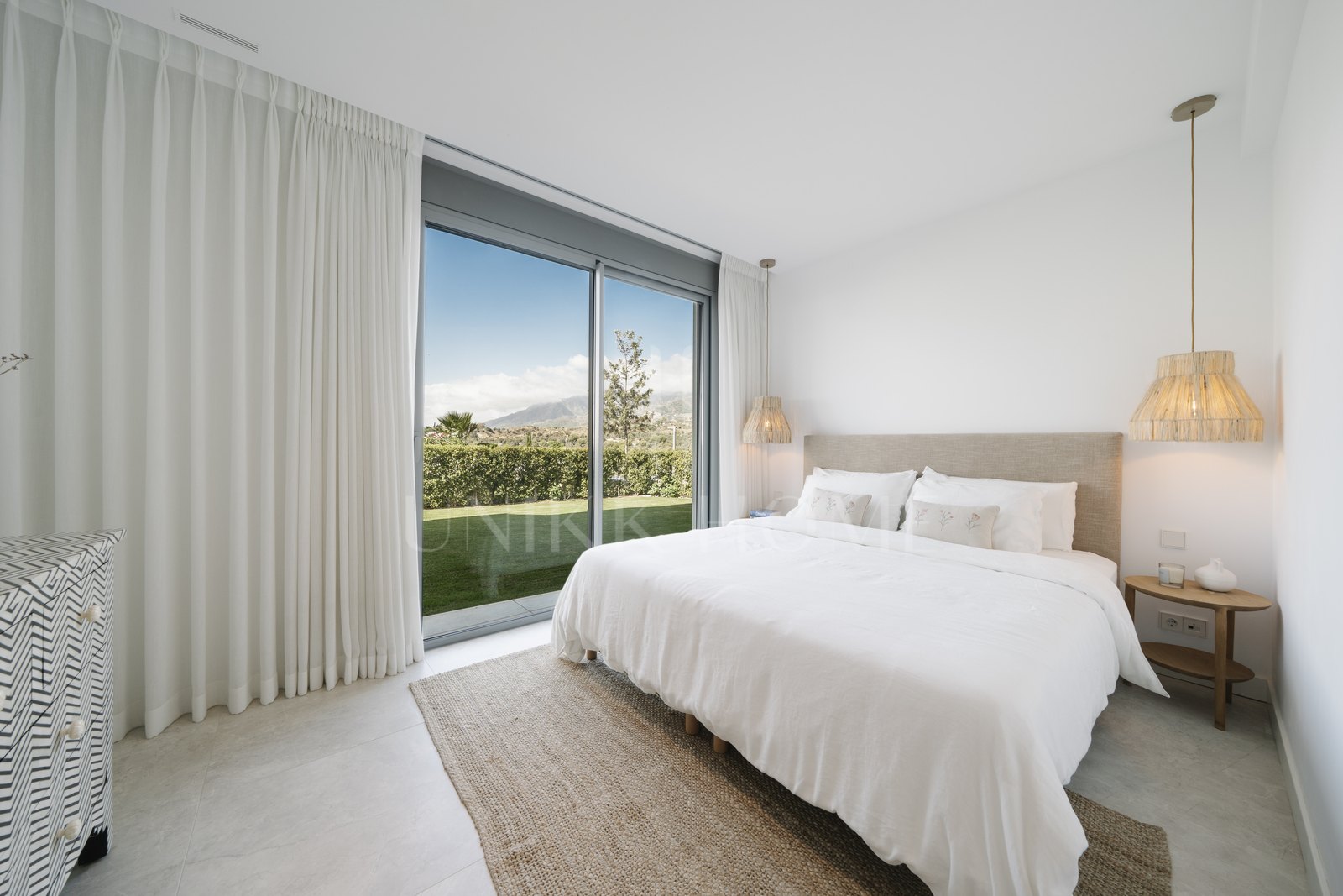 Luxury Ground Floor Apartment with Garden and Partial Sea Views in Marbella East