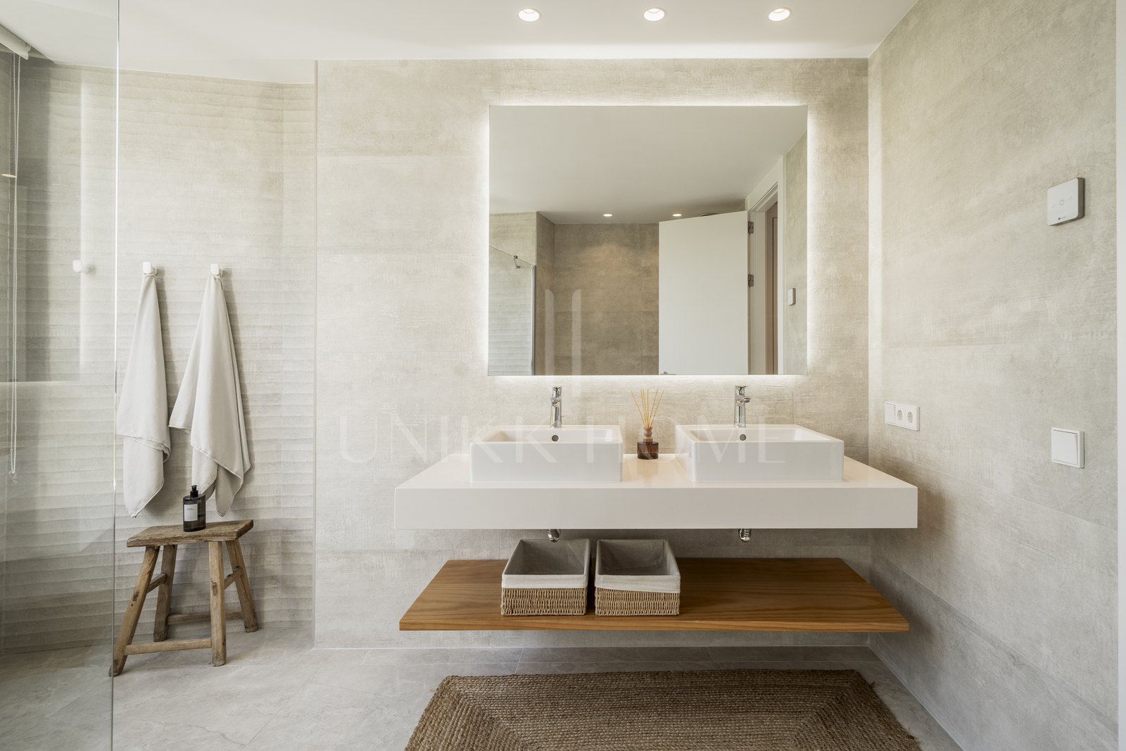 Luxury Ground Floor Apartment with Garden and Partial Sea Views in Marbella East