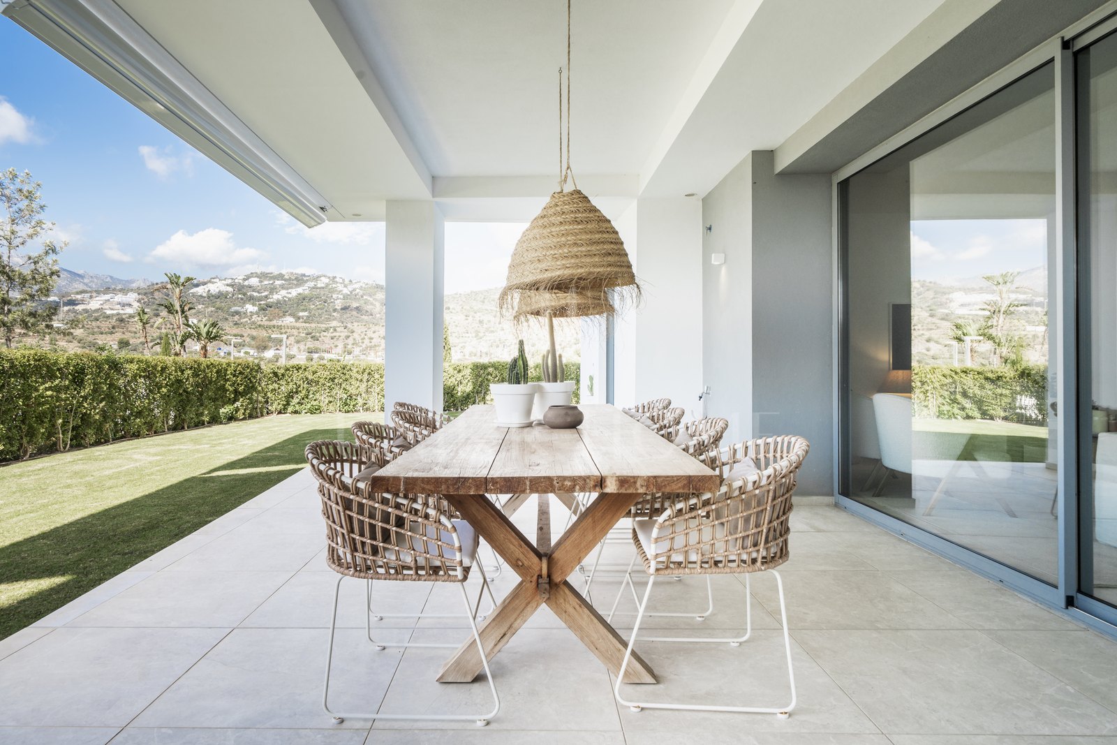 Luxury Ground Floor Apartment with Garden and Partial Sea Views in Marbella East