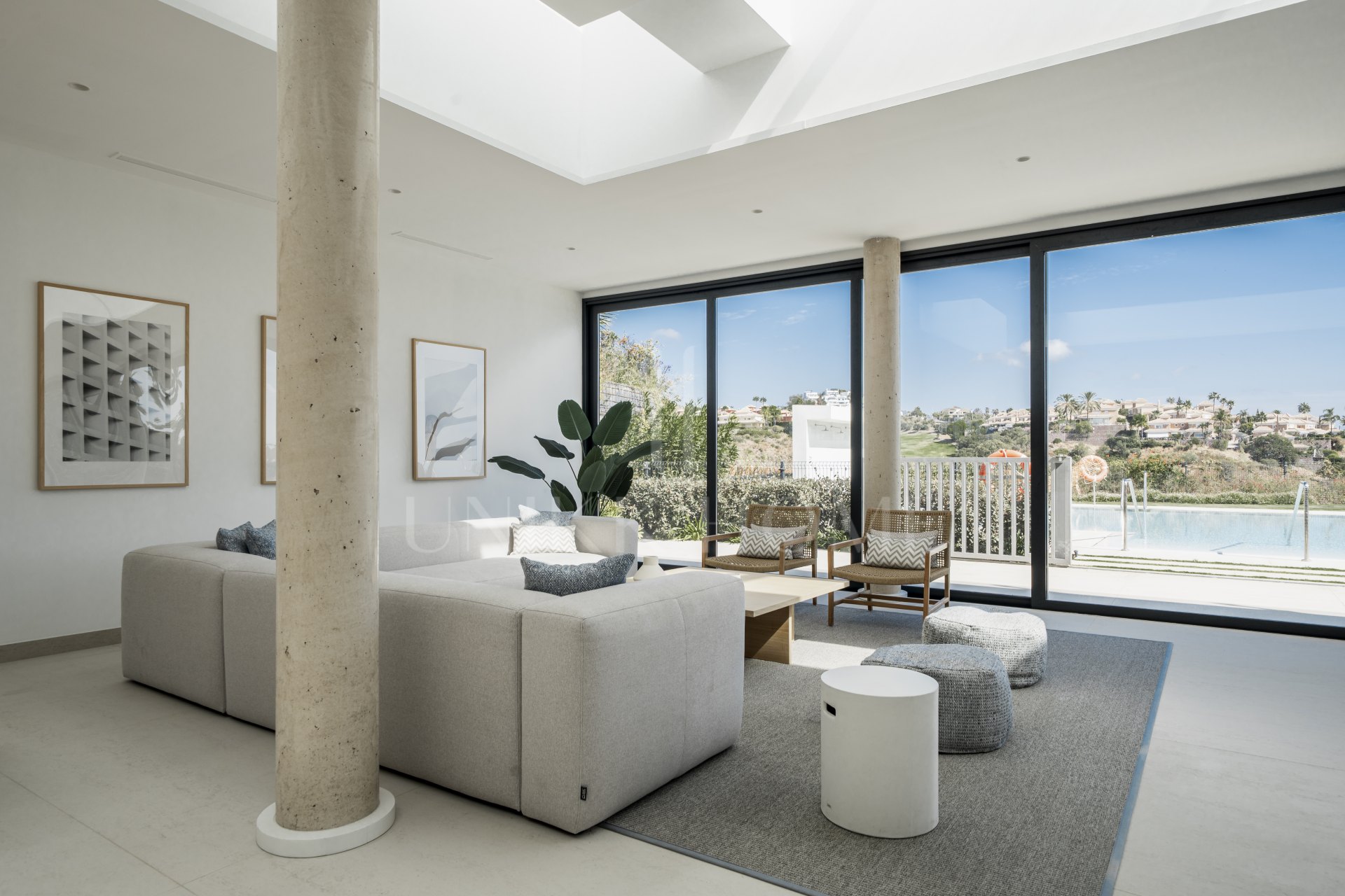 Luxury Ground Floor Apartment with Garden and Partial Sea Views in Marbella East