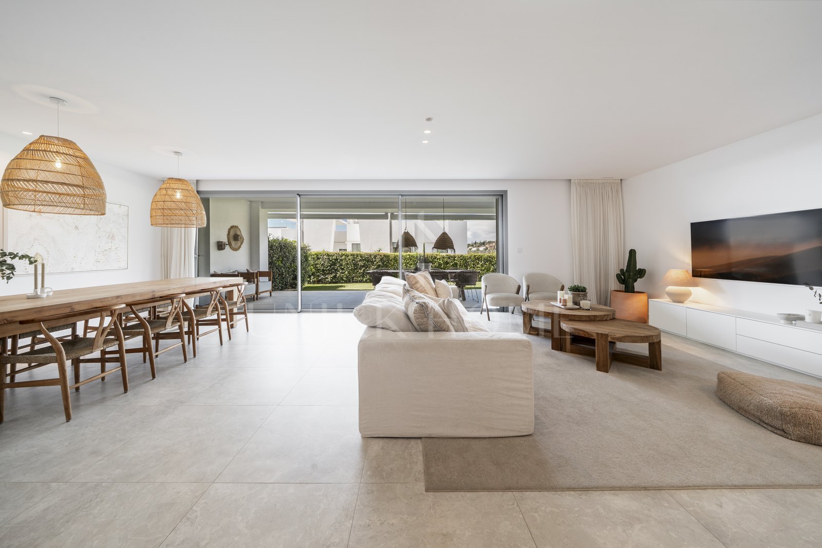 Luxury Ground Floor Apartment with Garden and Partial Sea Views in Marbella East