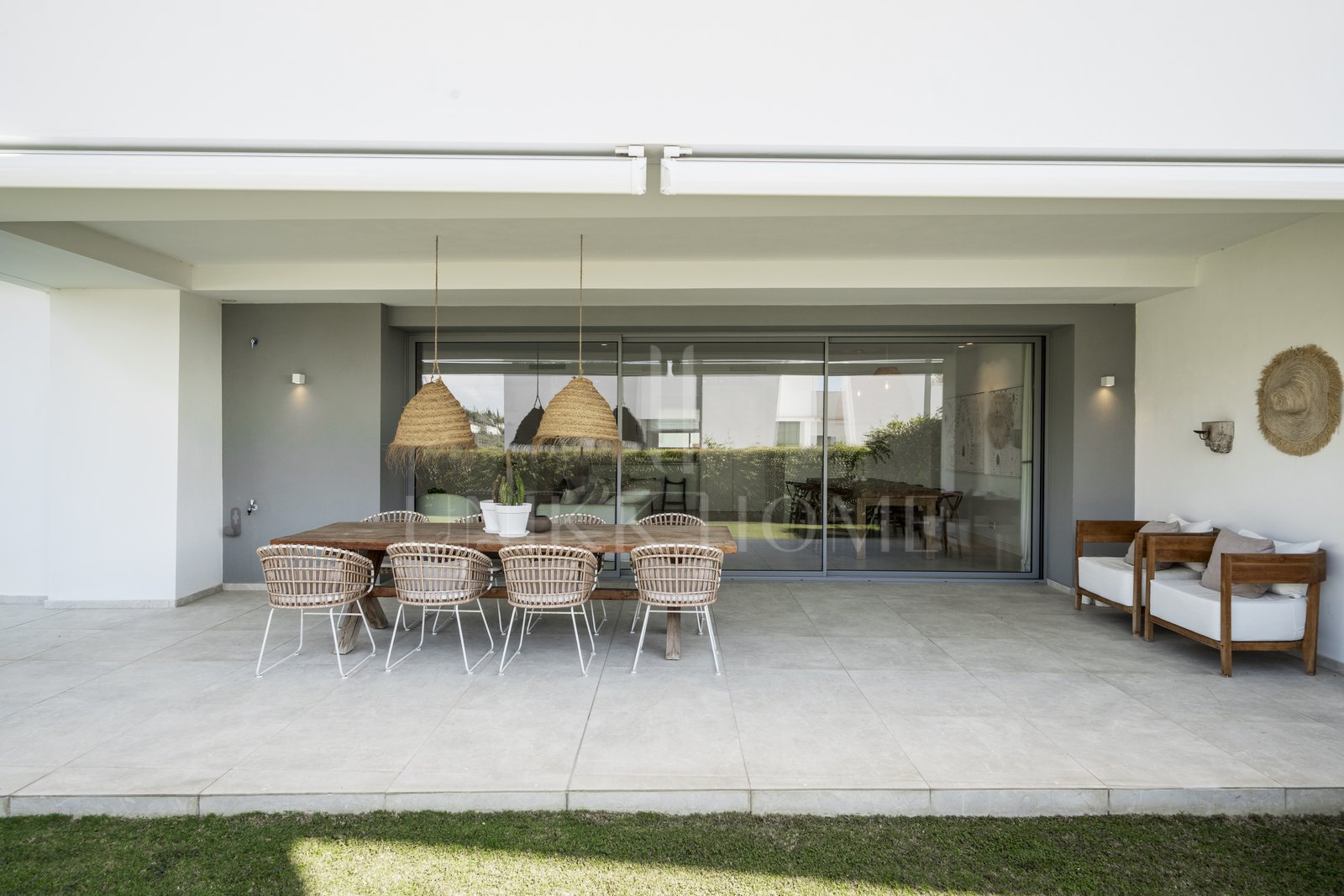 Luxury Ground Floor Apartment with Garden and Partial Sea Views in Marbella East