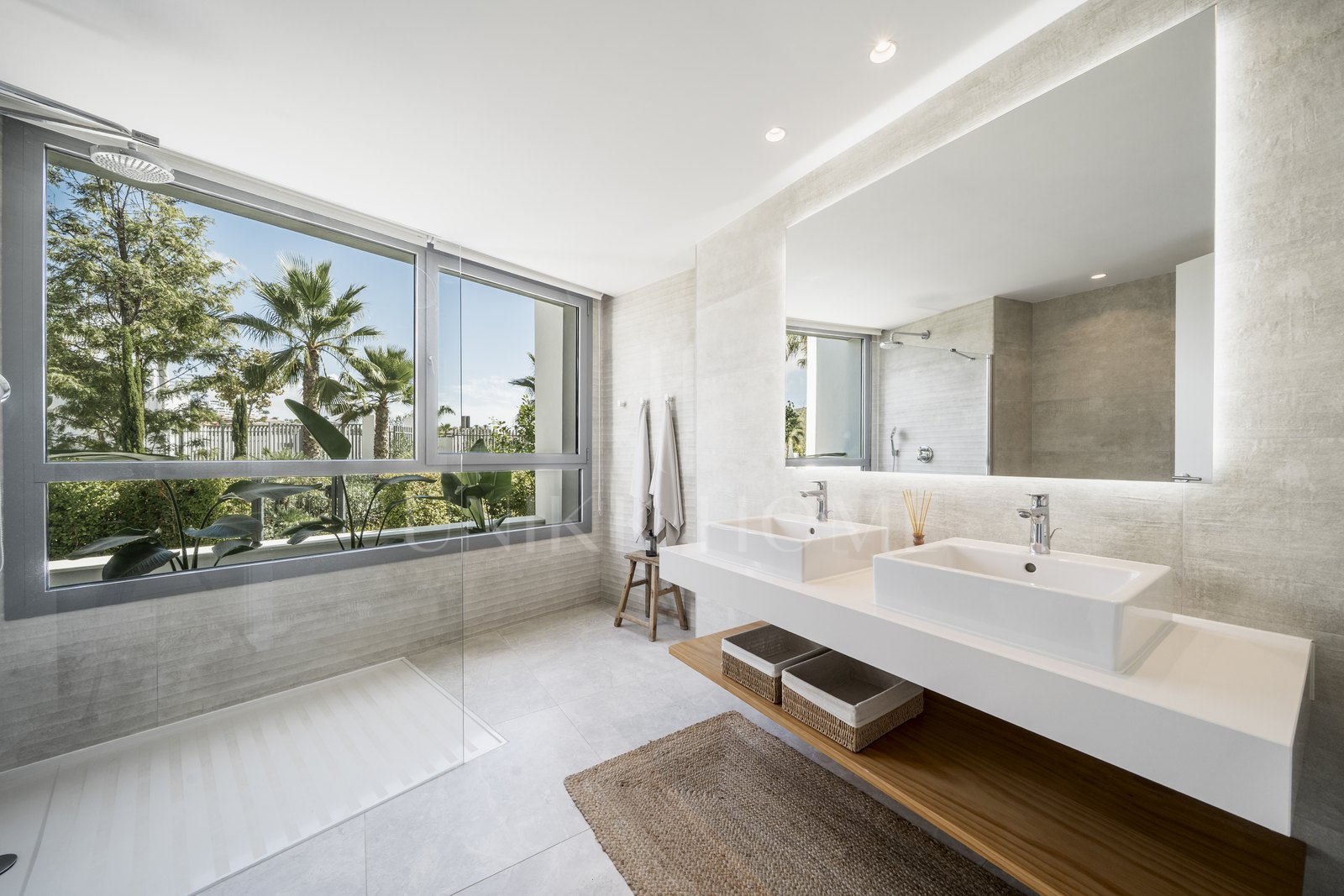 Luxury Ground Floor Apartment with Garden and Partial Sea Views in Marbella East