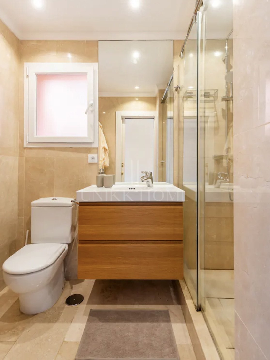 Elegante Apartamento de 2 Dormitorios en la Milla de Oro de Marbella con Gimnasio y Parking Subterráneo