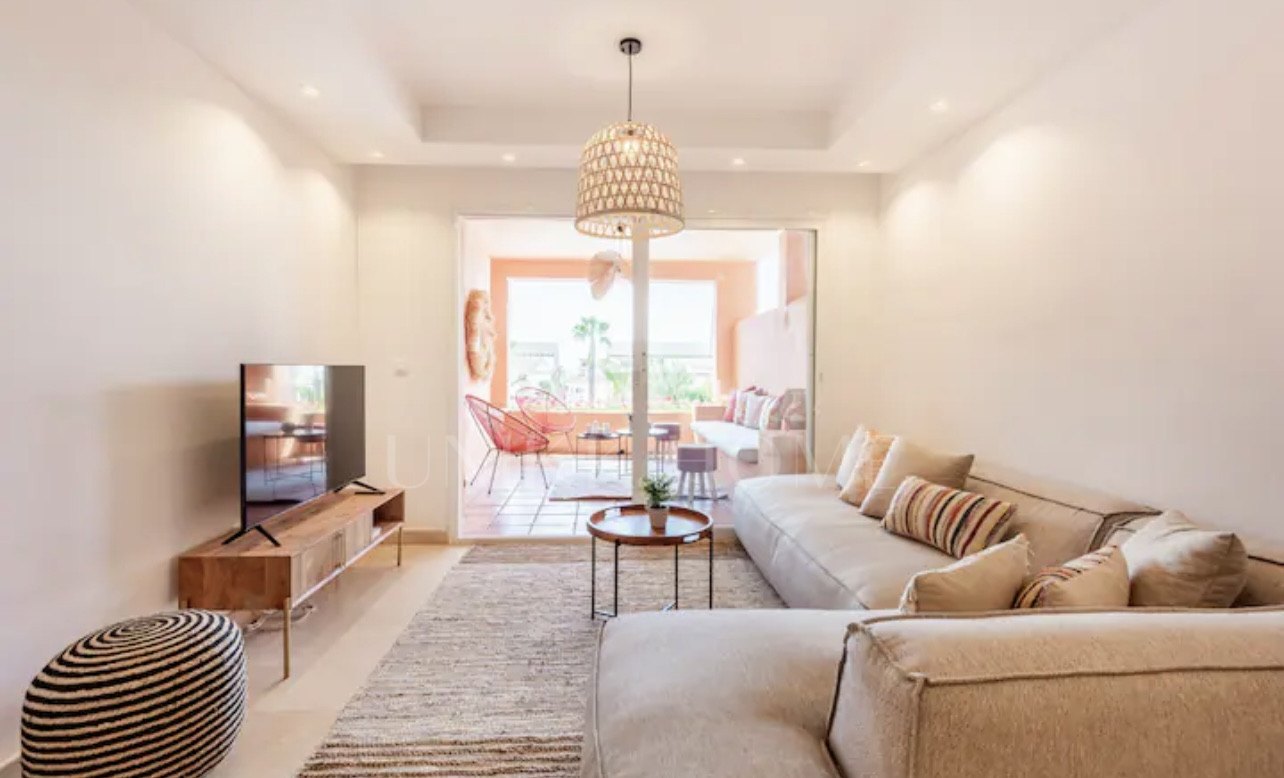 Elegante Apartamento de 2 Dormitorios en la Milla de Oro de Marbella con Gimnasio y Parking Subterráneo