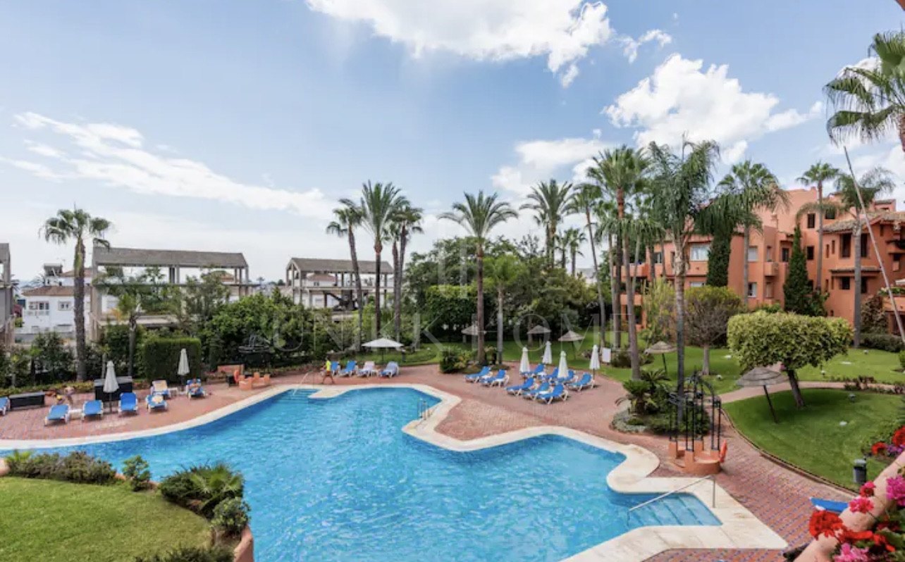 Elegante Apartamento de 2 Dormitorios en la Milla de Oro de Marbella con Gimnasio y Parking Subterráneo