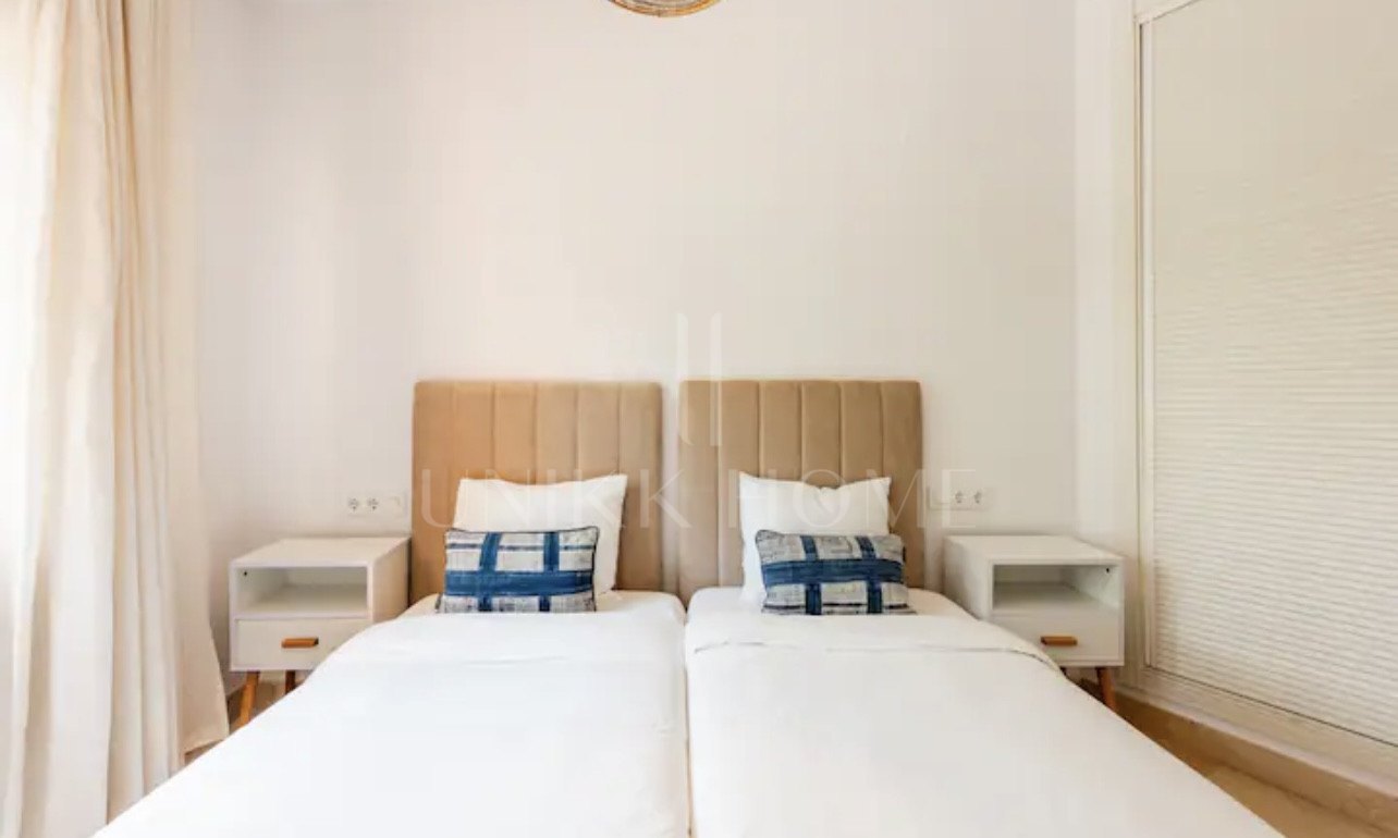 Elegante Apartamento de 2 Dormitorios en la Milla de Oro de Marbella con Gimnasio y Parking Subterráneo