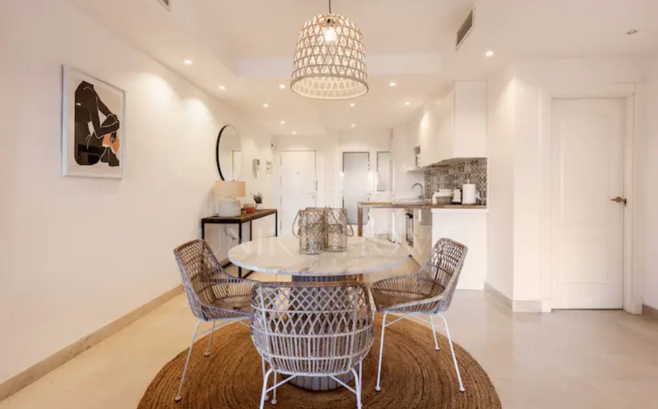 Elegante Apartamento de 2 Dormitorios en la Milla de Oro de Marbella con Gimnasio y Parking Subterráneo