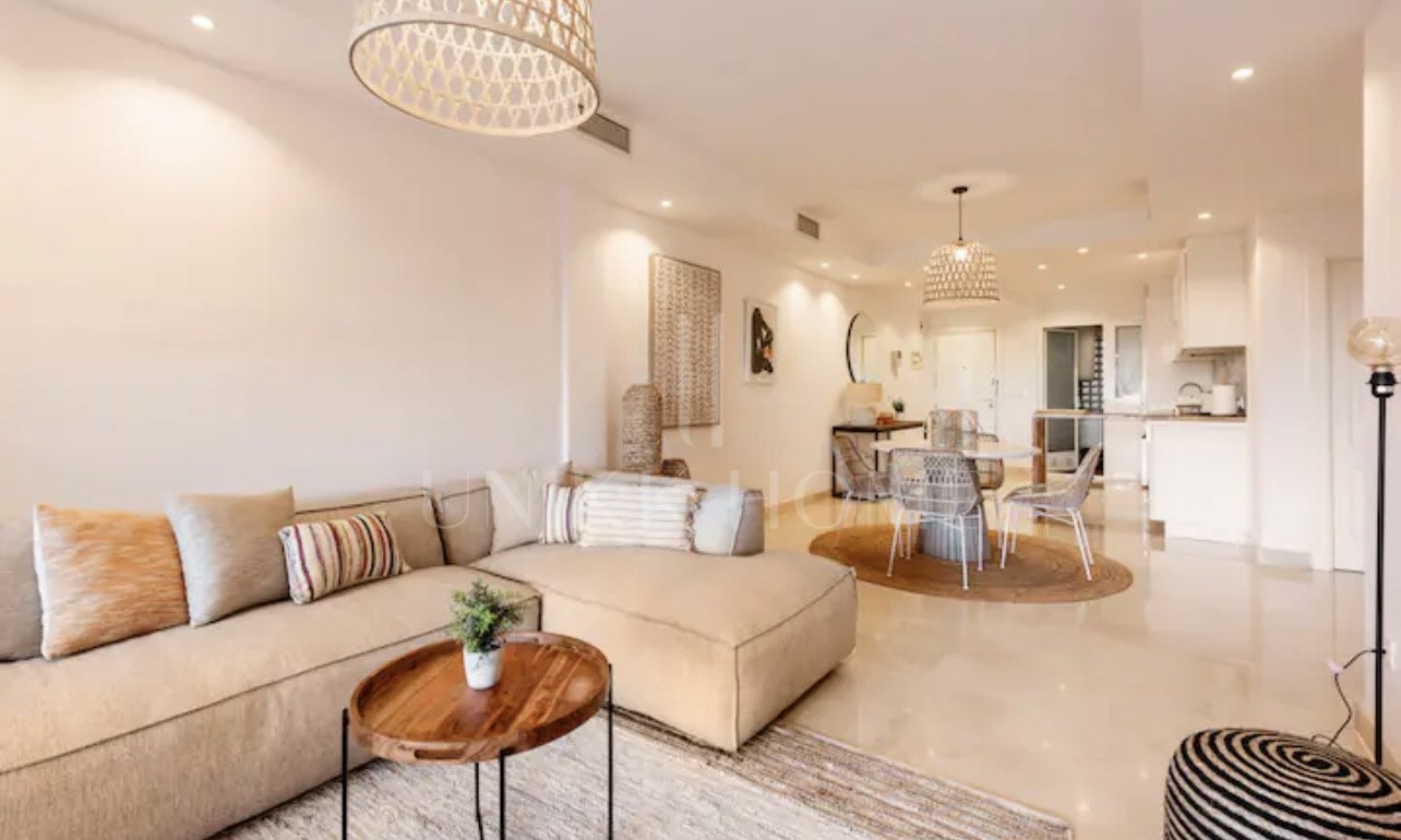 Elegante Apartamento de 2 Dormitorios en la Milla de Oro de Marbella con Gimnasio y Parking Subterráneo