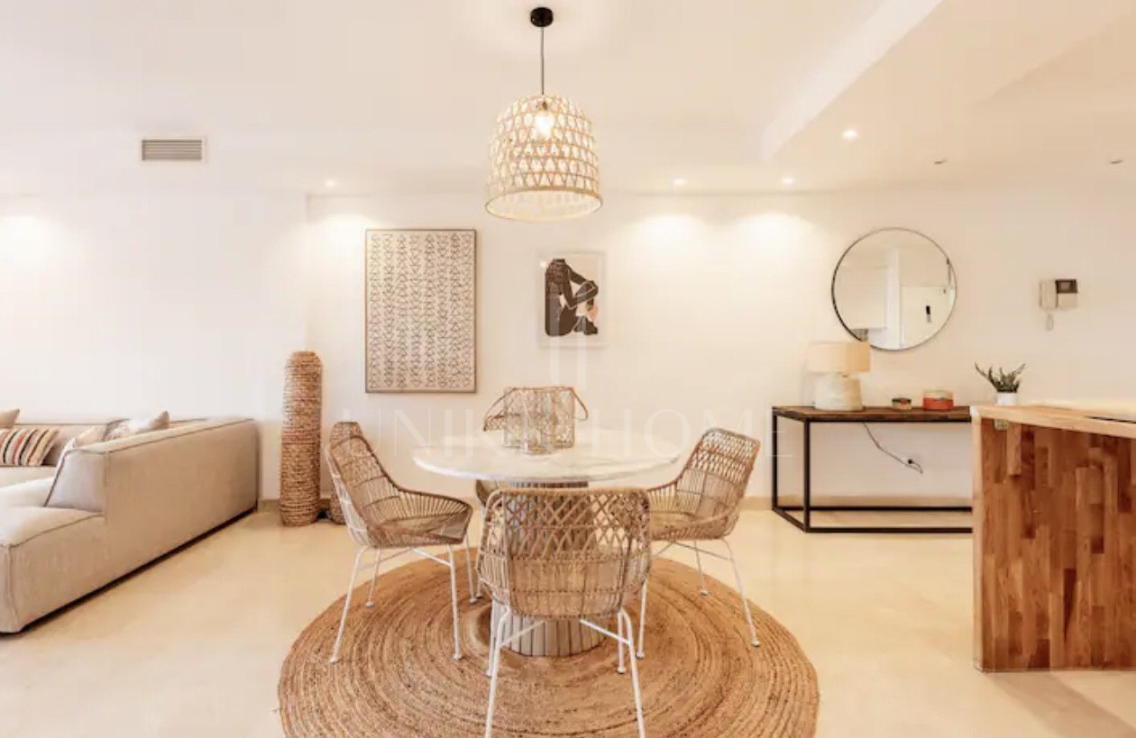 Elegante Apartamento de 2 Dormitorios en la Milla de Oro de Marbella con Gimnasio y Parking Subterráneo