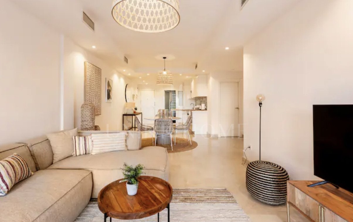 Elegante Apartamento de 2 Dormitorios en la Milla de Oro de Marbella con Gimnasio y Parking Subterráneo