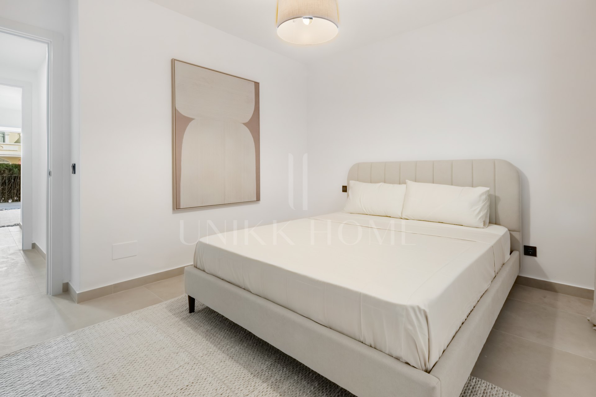 Apartamento de Tres Dormitorios Totalmente Renovado en el Corazón de Nueva Andalucía, Aloha