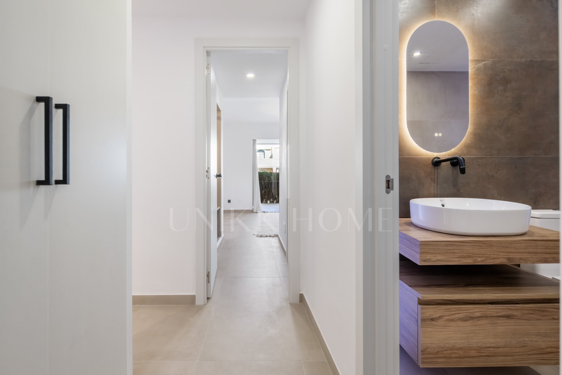 Apartamento de Tres Dormitorios Totalmente Renovado en el Corazón de Nueva Andalucía, Aloha