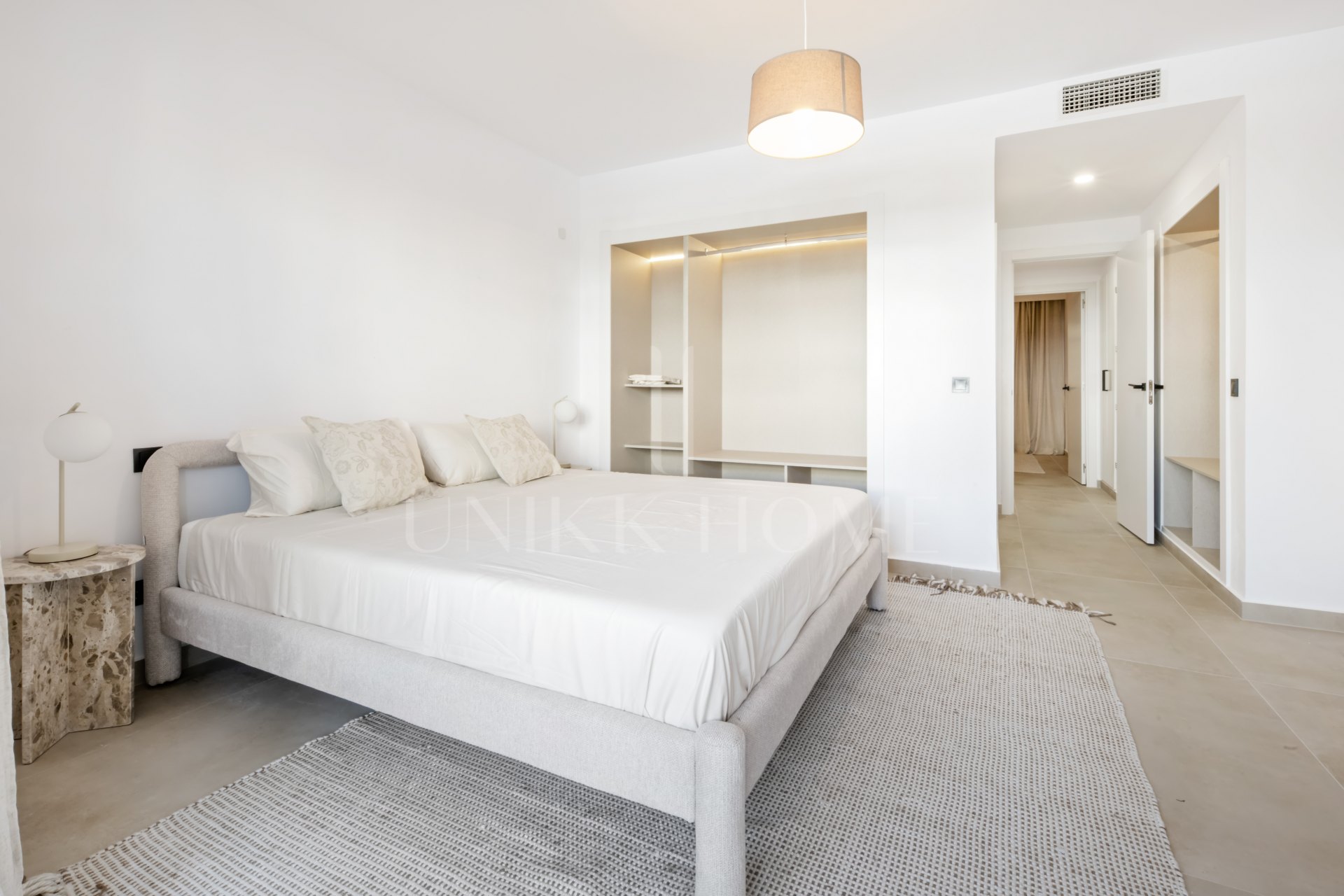 Apartamento de Tres Dormitorios Totalmente Renovado en el Corazón de Nueva Andalucía, Aloha