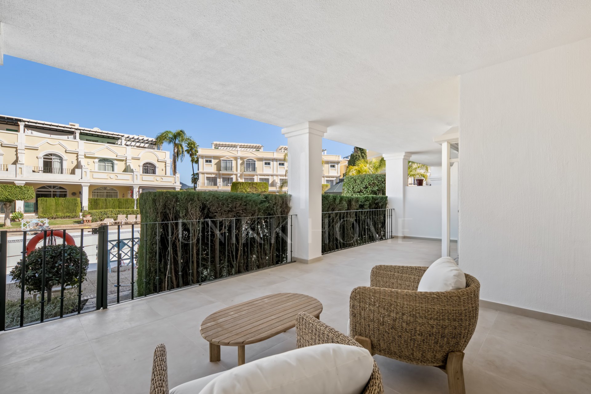 Apartamento de Tres Dormitorios Totalmente Renovado en el Corazón de Nueva Andalucía, Aloha