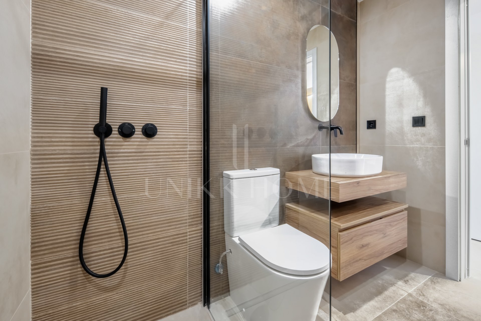 Apartamento de Tres Dormitorios Totalmente Renovado en el Corazón de Nueva Andalucía, Aloha