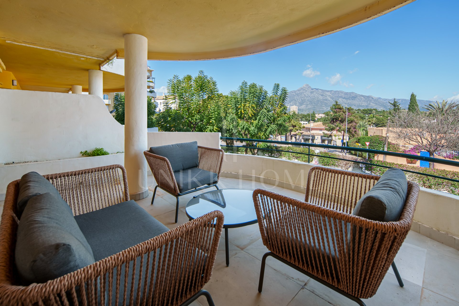 Encantador Dúplex de 2 Dormitorios cerca de Puerto Banús – Terraza, Vistas al Mar y Licencia de Alquiler