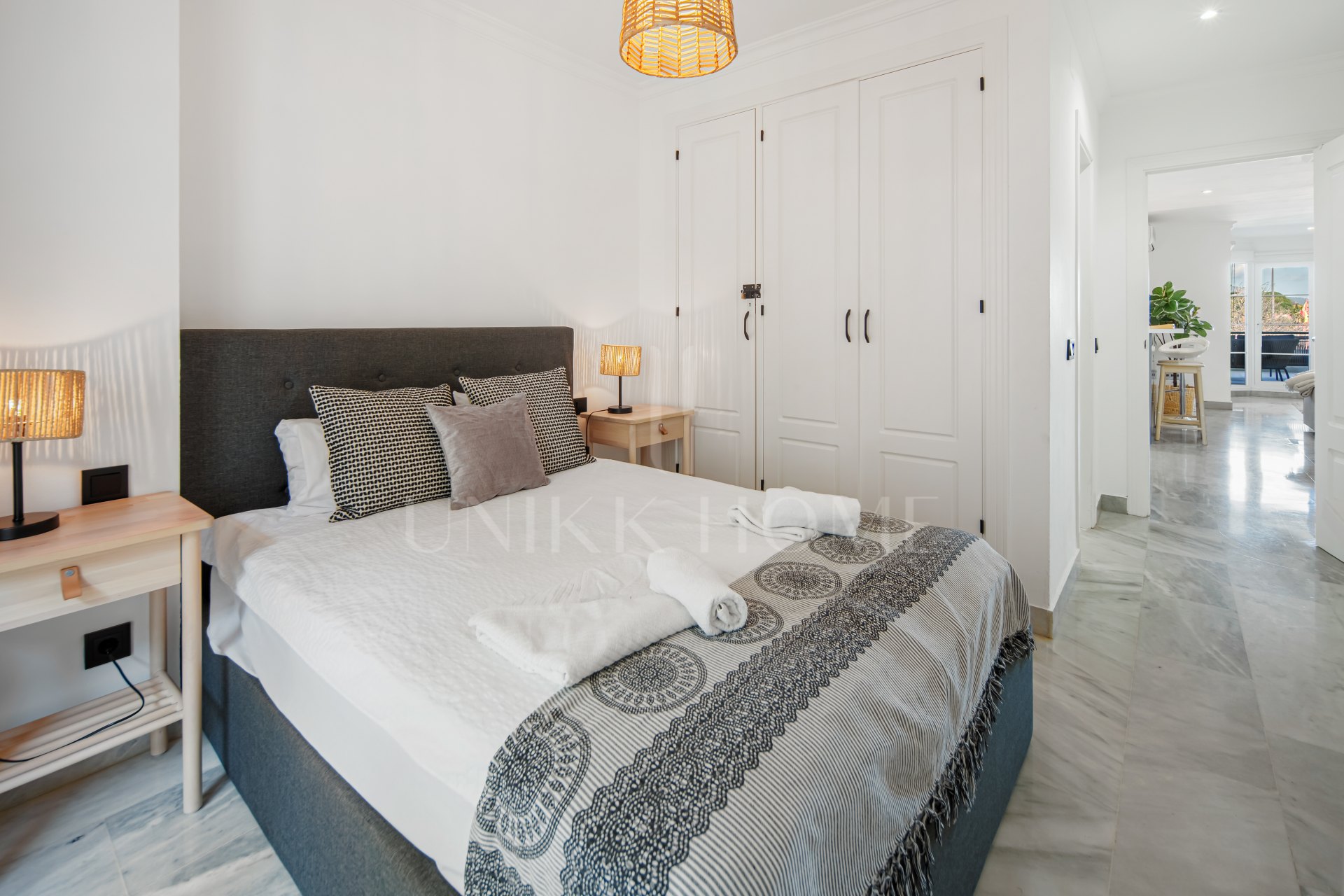 Encantador Dúplex de 2 Dormitorios cerca de Puerto Banús – Terraza, Vistas al Mar y Licencia de Alquiler