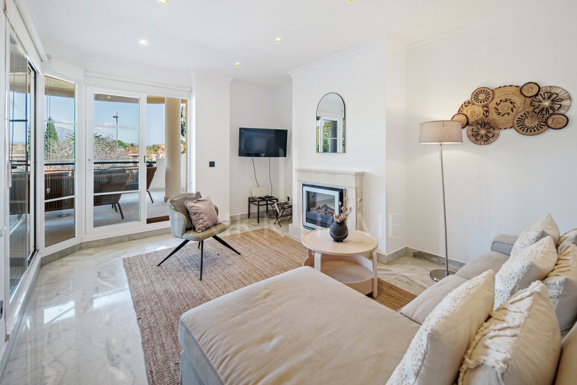 Encantador Dúplex de 2 Dormitorios cerca de Puerto Banús – Terraza, Vistas al Mar y Licencia de Alquiler