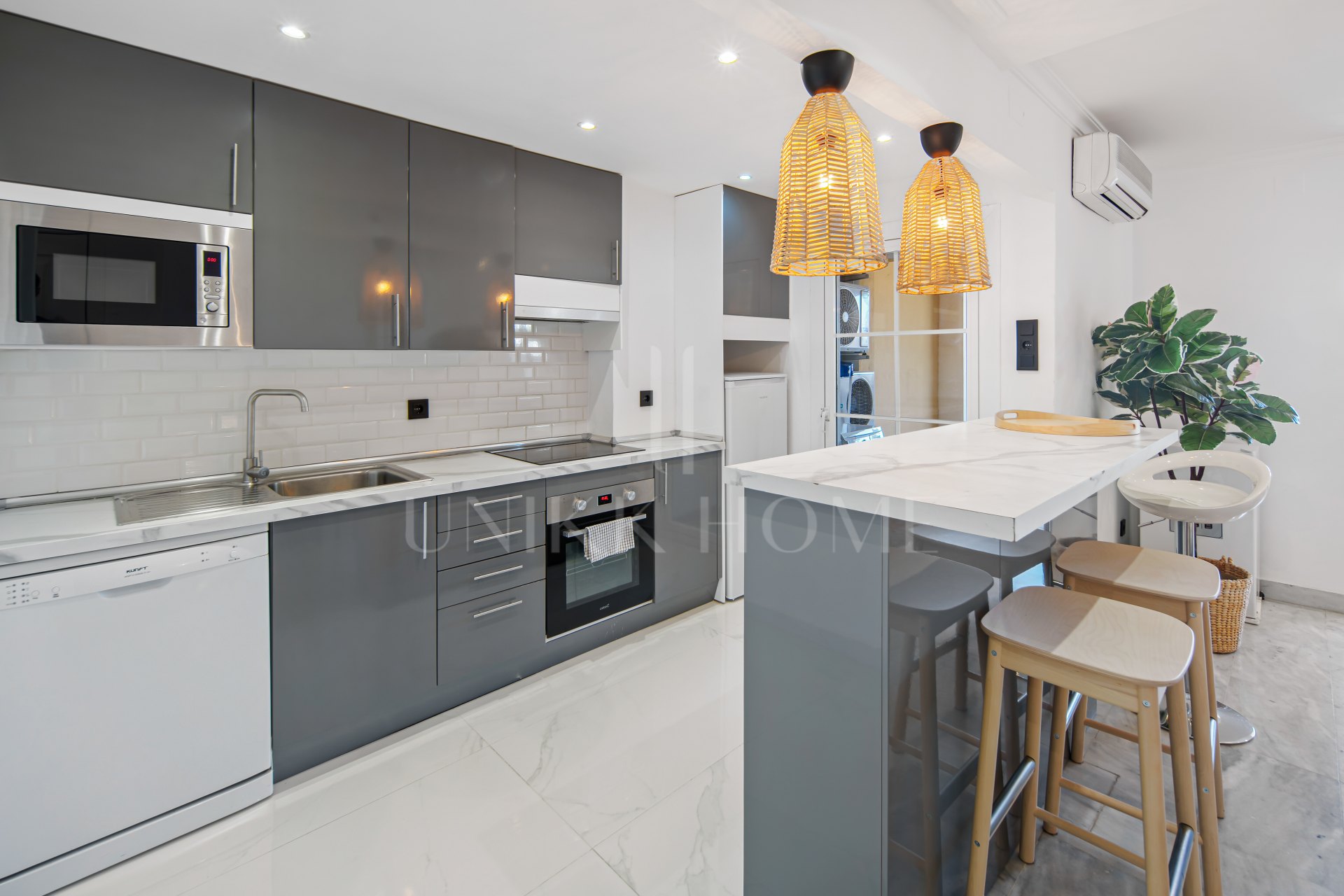 Encantador Dúplex de 2 Dormitorios cerca de Puerto Banús – Terraza, Vistas al Mar y Licencia de Alquiler