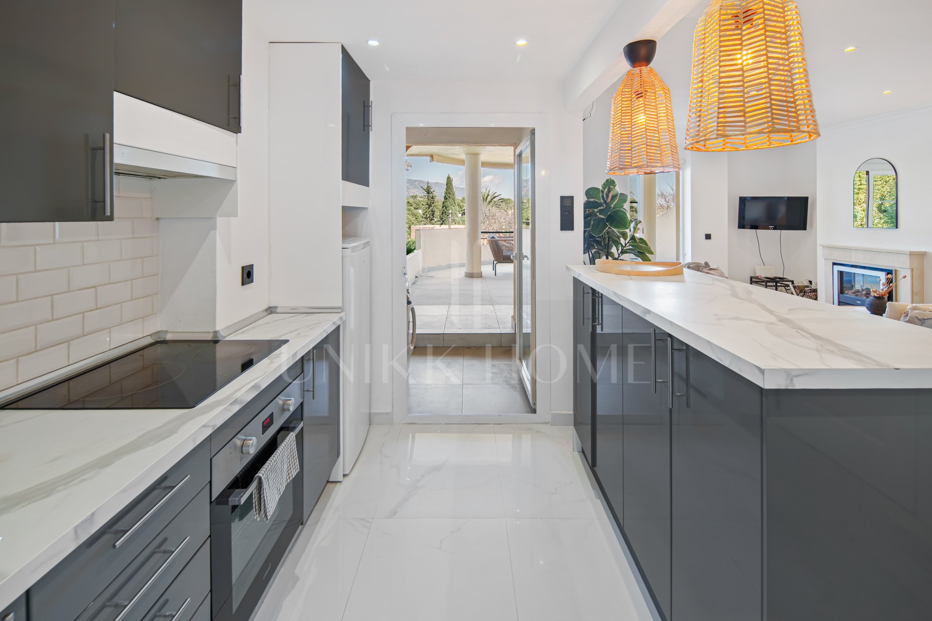 Encantador Dúplex de 2 Dormitorios cerca de Puerto Banús – Terraza, Vistas al Mar y Licencia de Alquiler