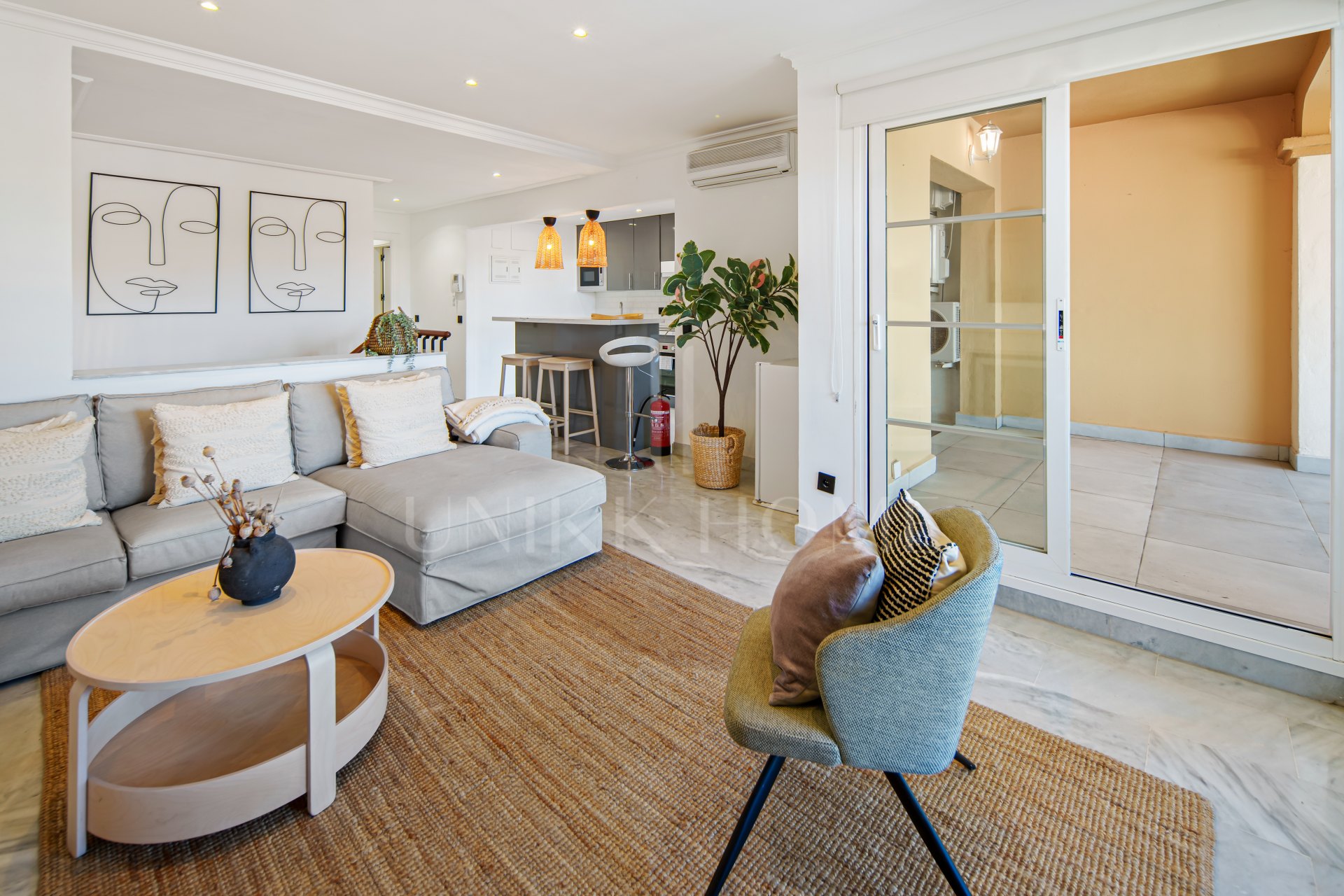 Encantador Dúplex de 2 Dormitorios cerca de Puerto Banús – Terraza, Vistas al Mar y Licencia de Alquiler