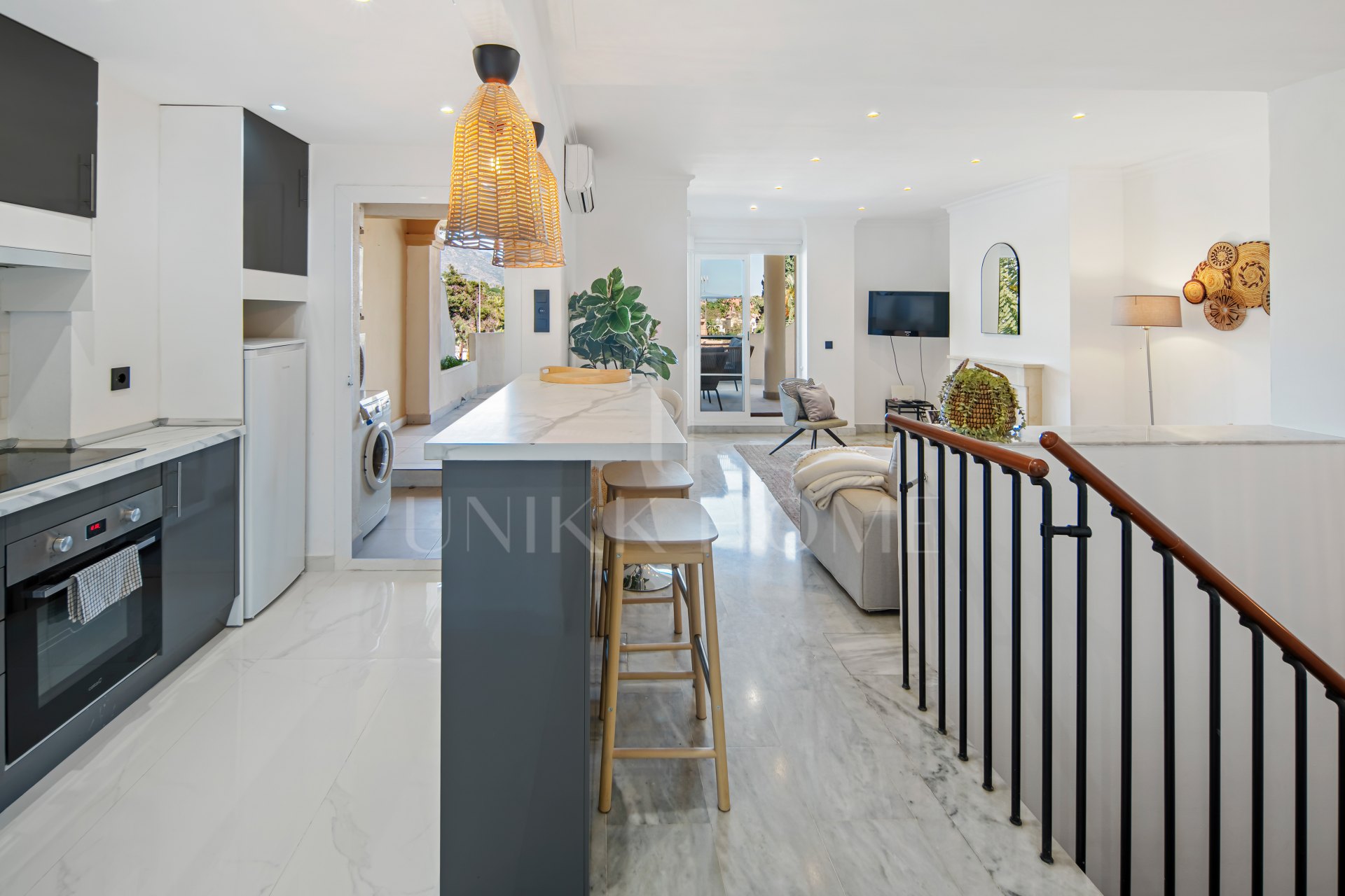 Encantador Dúplex de 2 Dormitorios cerca de Puerto Banús – Terraza, Vistas al Mar y Licencia de Alquiler