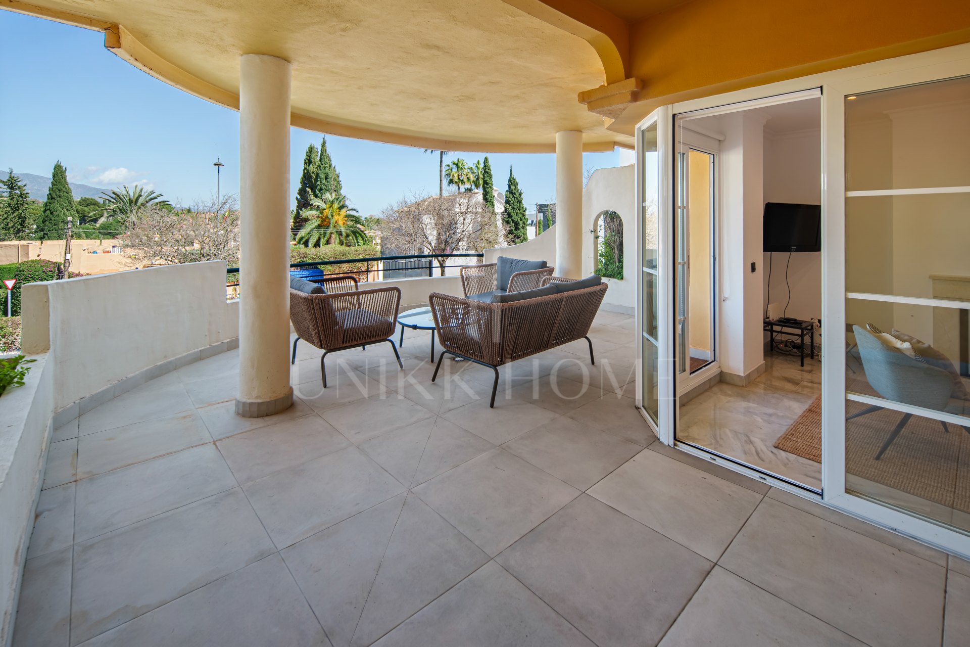 Encantador Dúplex de 2 Dormitorios cerca de Puerto Banús – Terraza, Vistas al Mar y Licencia de Alquiler