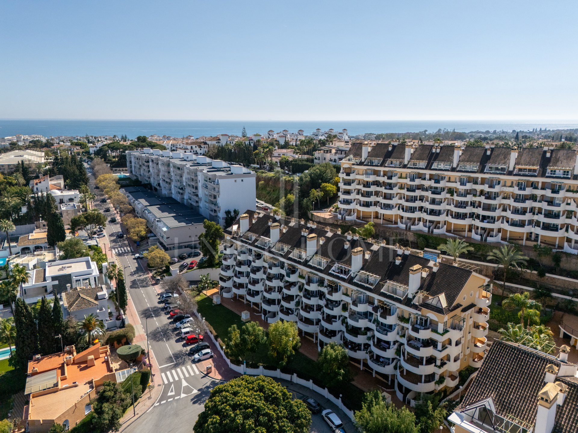 Encantador Dúplex de 2 Dormitorios cerca de Puerto Banús – Terraza, Vistas al Mar y Licencia de Alquiler