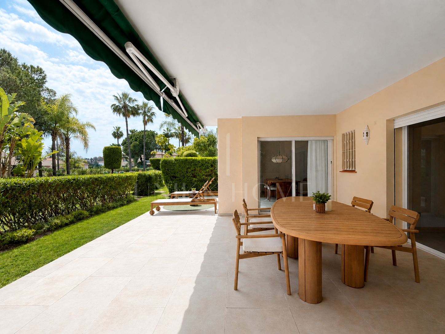 Apartamento de Tres Dormitorios Totalmente Renovado en Las Brisas, Nueva Andalucía