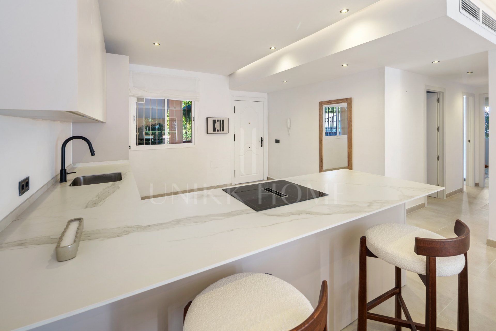 Apartamento de Tres Dormitorios Totalmente Renovado en Las Brisas, Nueva Andalucía