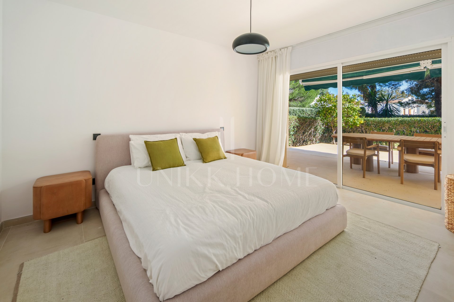 Apartamento de Tres Dormitorios Totalmente Renovado en Las Brisas, Nueva Andalucía