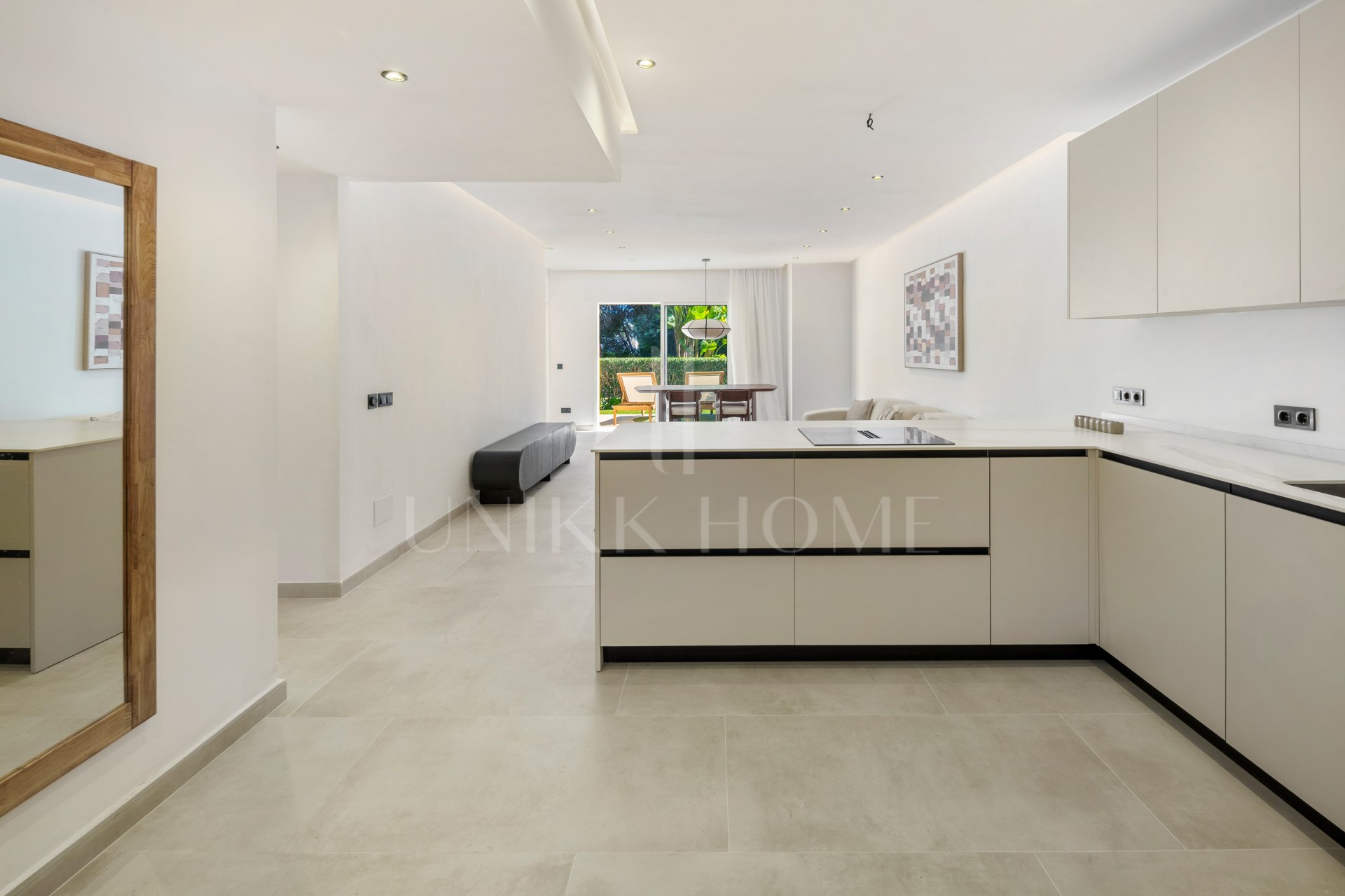 Apartamento de Tres Dormitorios Totalmente Renovado en Las Brisas, Nueva Andalucía