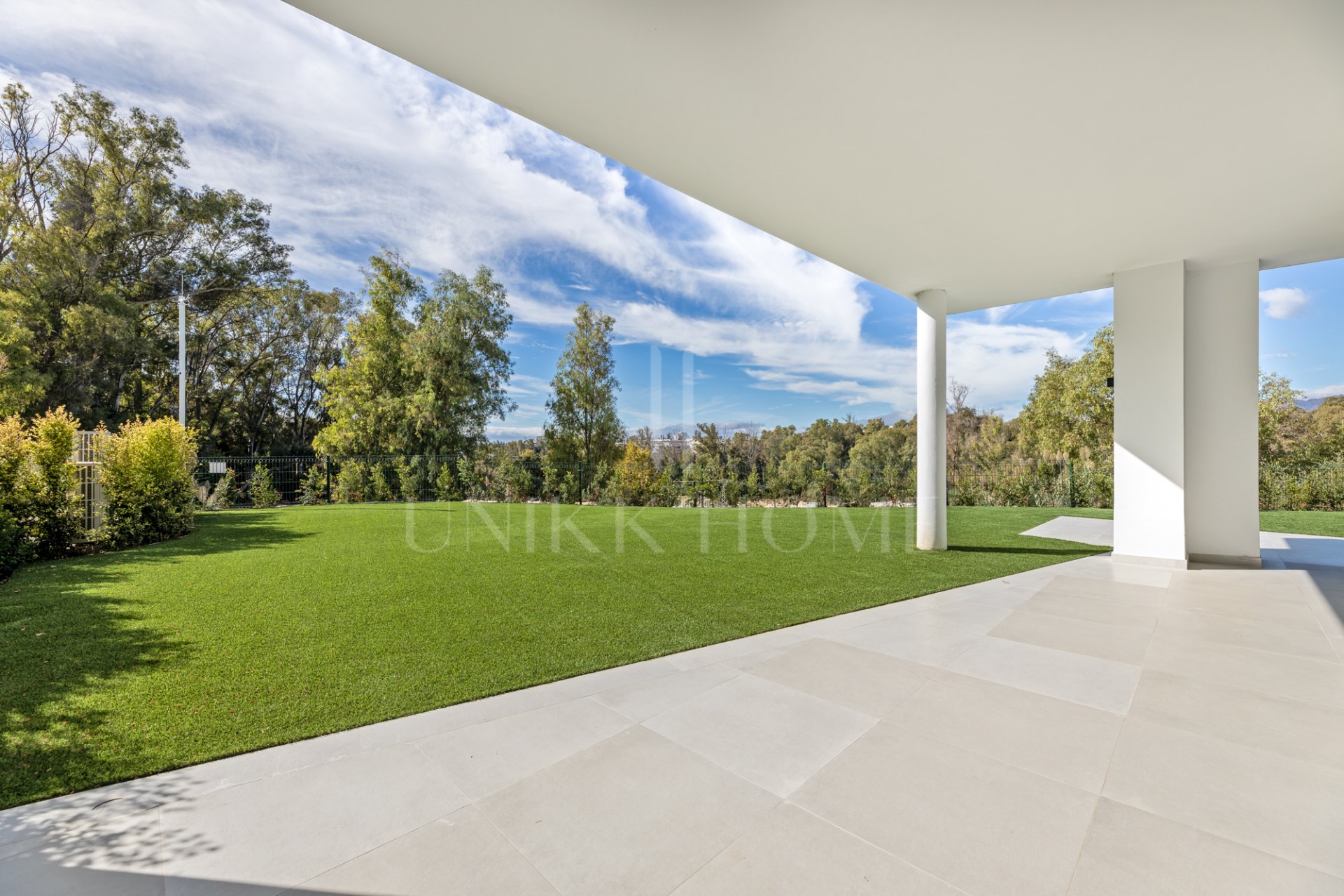 Villa de lujo en esquina en Treetops, San Pedro de Alcántara – Jardín privado, jacuzzi y vistas panorámicas al valle