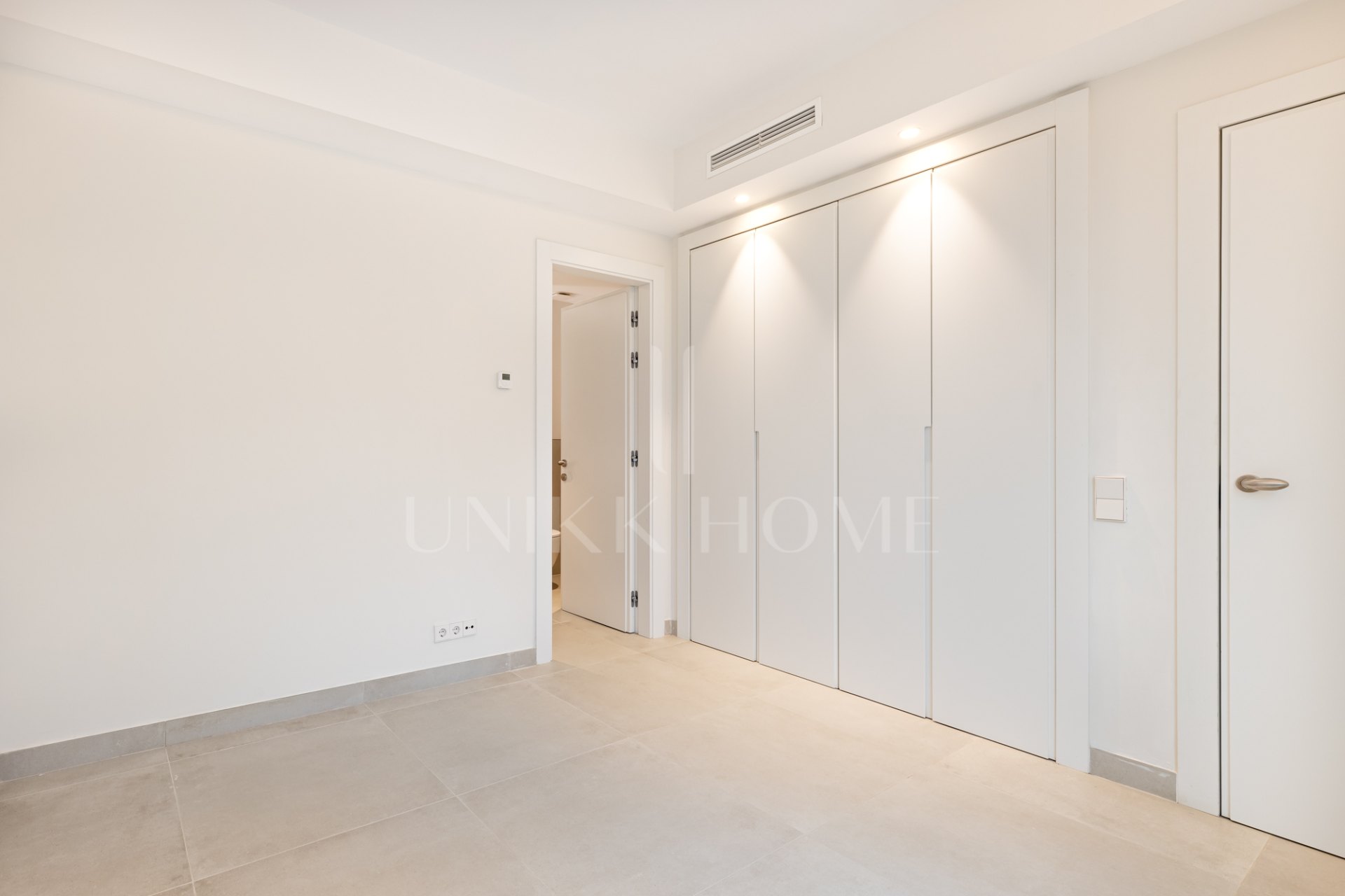 Villa de lujo en esquina en Treetops, San Pedro de Alcántara – Jardín privado, jacuzzi y vistas panorámicas al valle