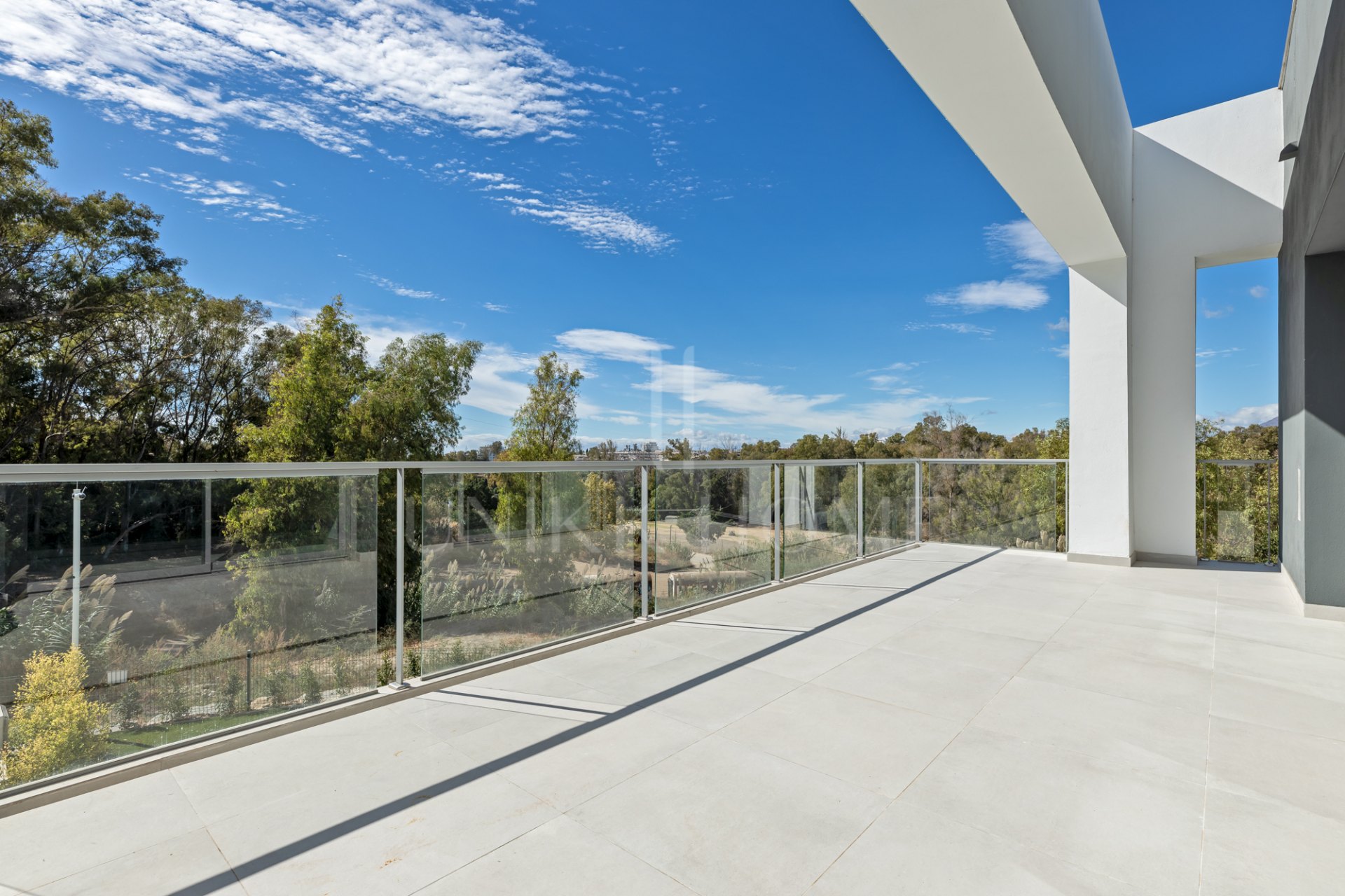Villa de lujo en esquina en Treetops, San Pedro de Alcántara – Jardín privado, jacuzzi y vistas panorámicas al valle