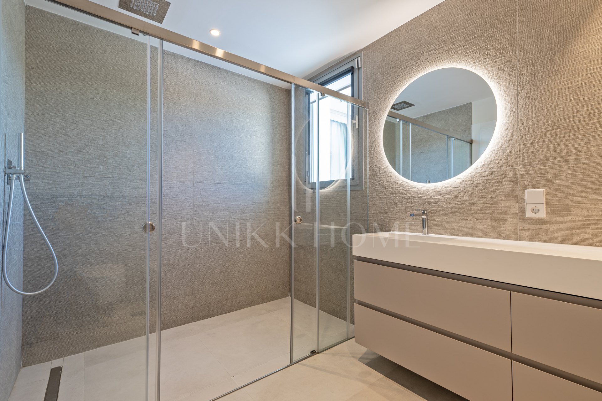 Villa de lujo en esquina en Treetops, San Pedro de Alcántara – Jardín privado, jacuzzi y vistas panorámicas al valle