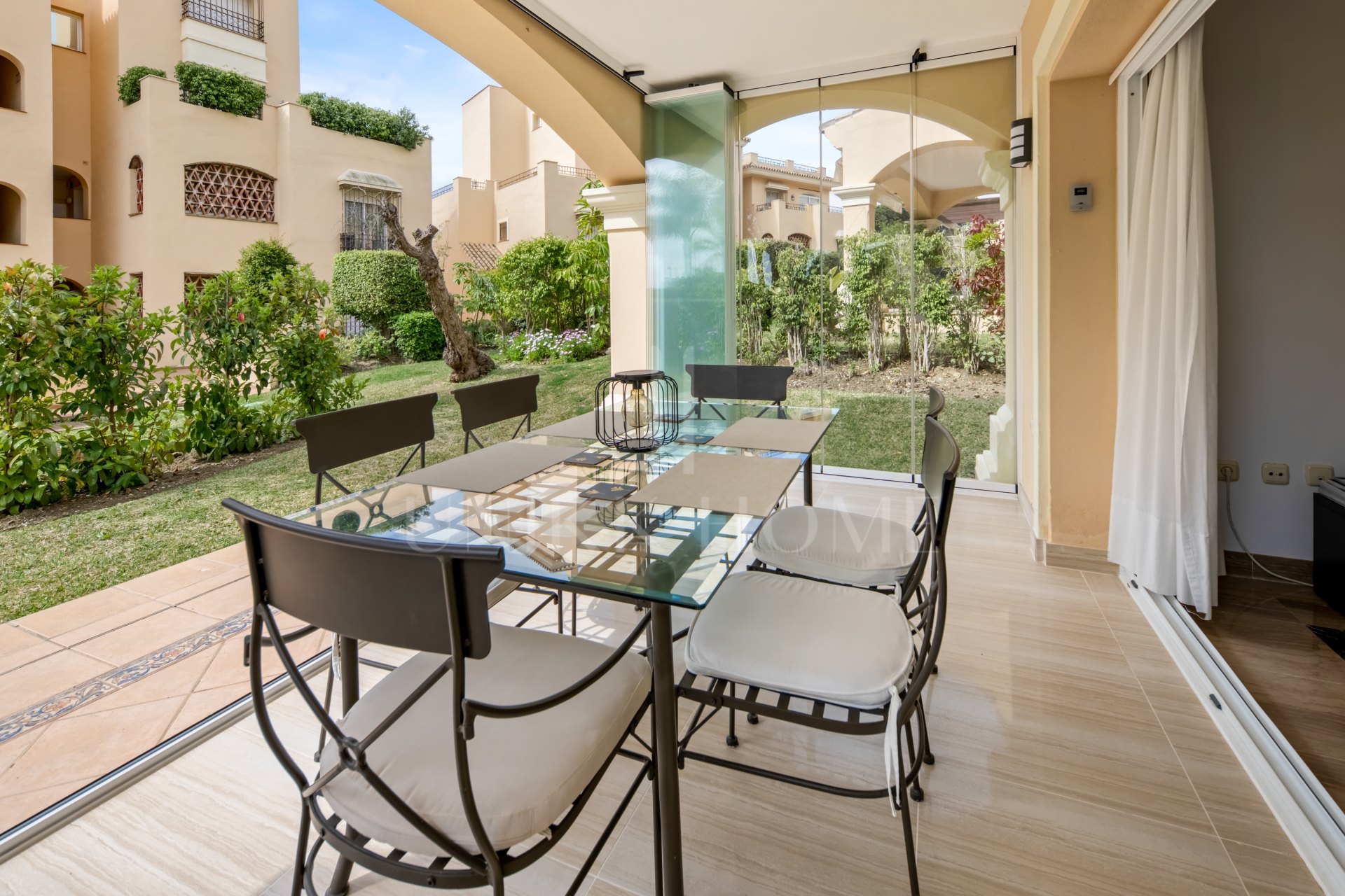 Elegante Apartamento en Planta Baja con Acceso al Jardín en Hacienda Elviria