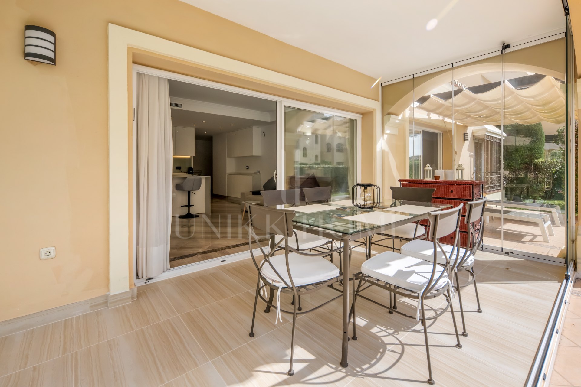 Elegante Apartamento en Planta Baja con Acceso al Jardín en Hacienda Elviria