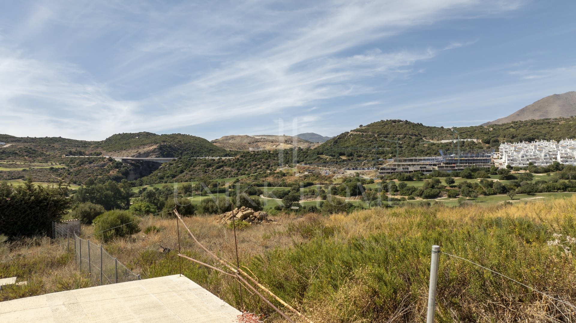 Plot with project and structure in Estepona with sea and golf views