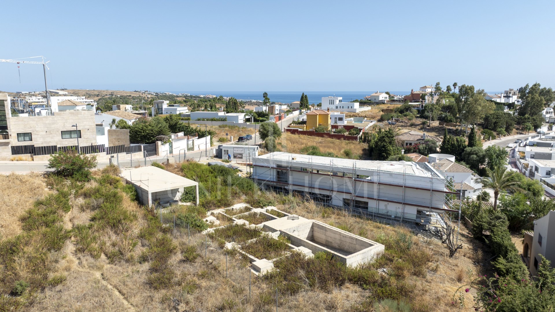 Plot with project and structure in Estepona with sea and golf views