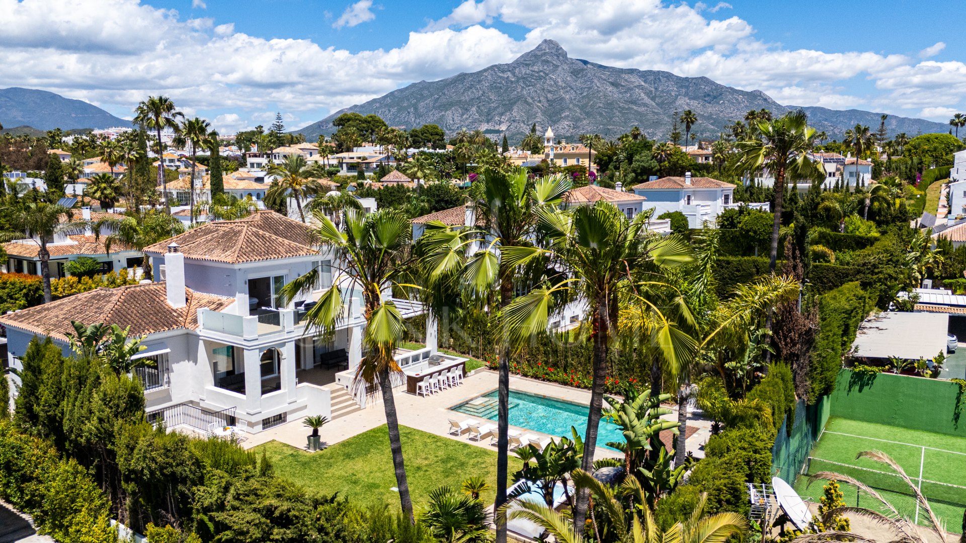 Lujosa villa de seis dormitorios en el prestigioso valle del golf de Nueva Andalucía