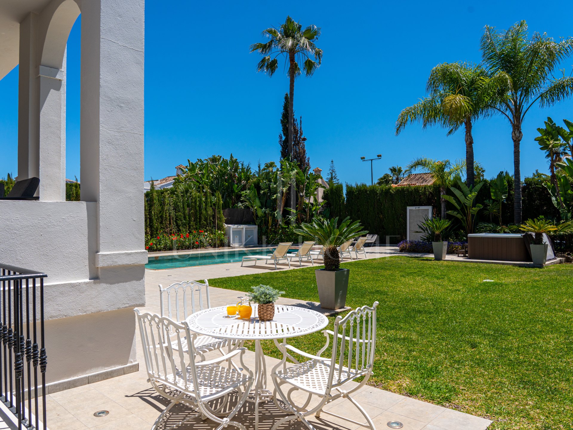 Lujosa villa de seis dormitorios en el prestigioso valle del golf de Nueva Andalucía