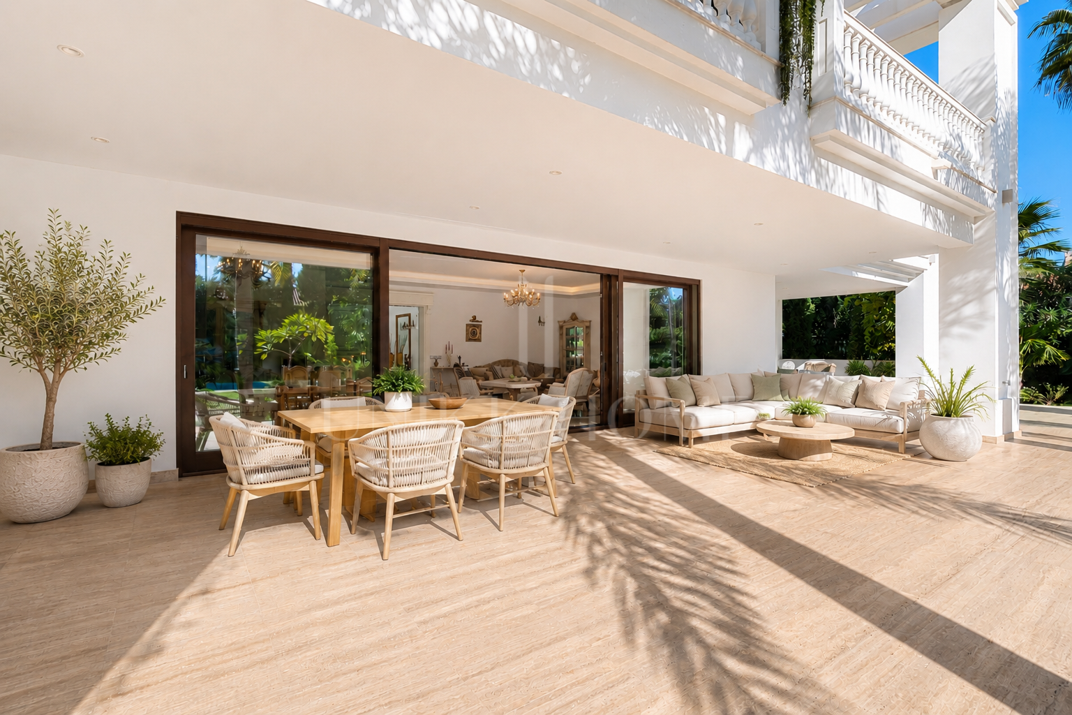 Excepcional Villa junto a la Playa en Guadalmina Baja