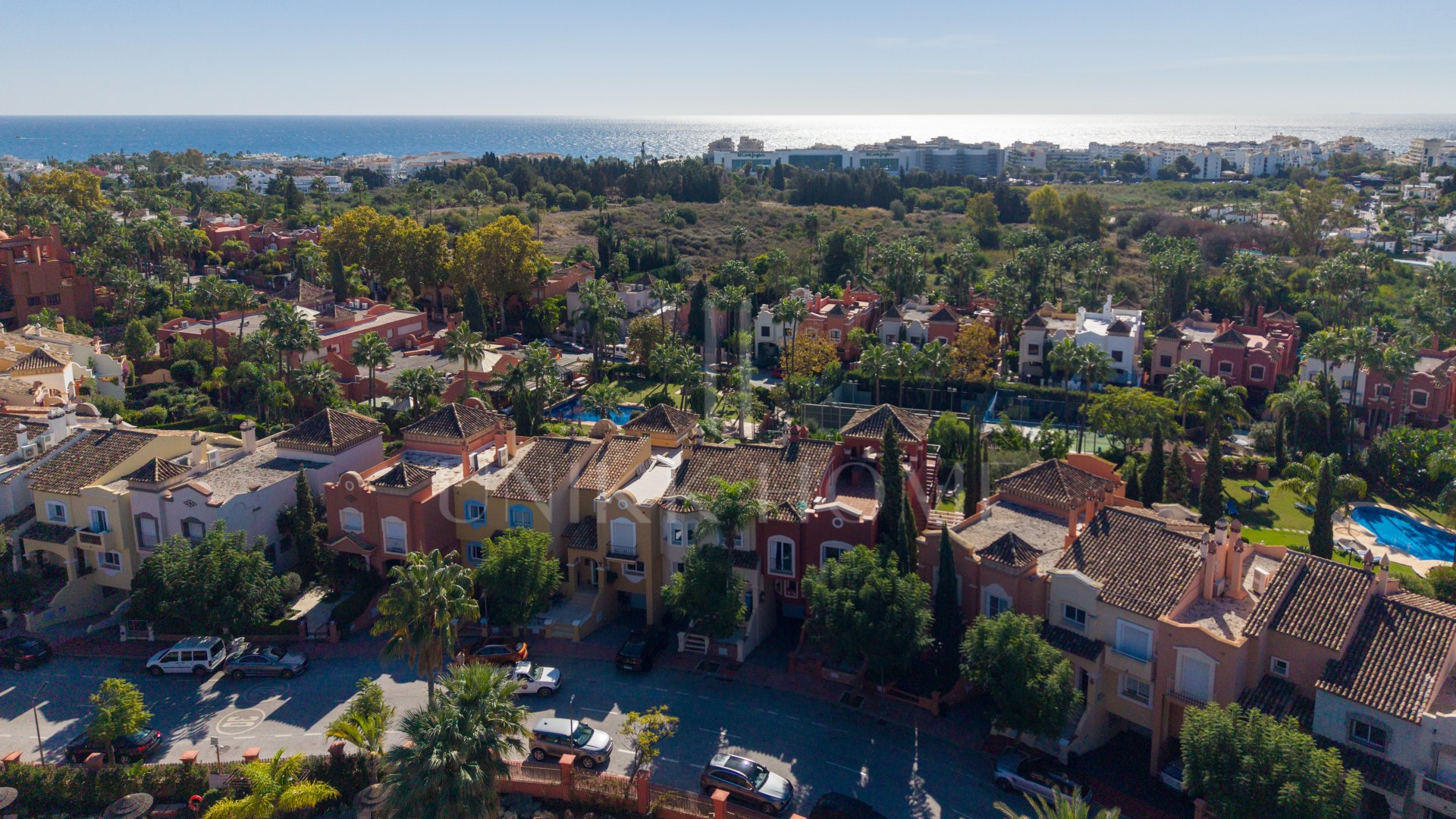 Villa con apartamento independiente y despacho en la azotea junto a Puerto Banús