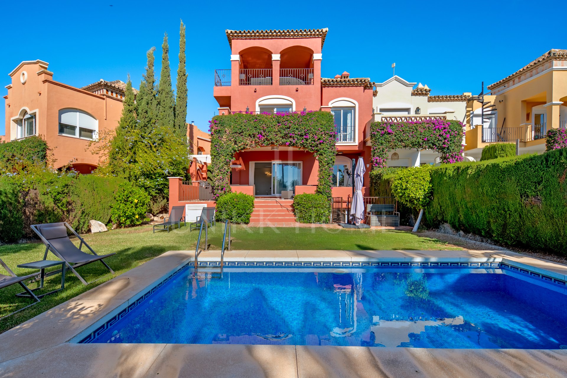 Villa con apartamento independiente y despacho en la azotea junto a Puerto Banús