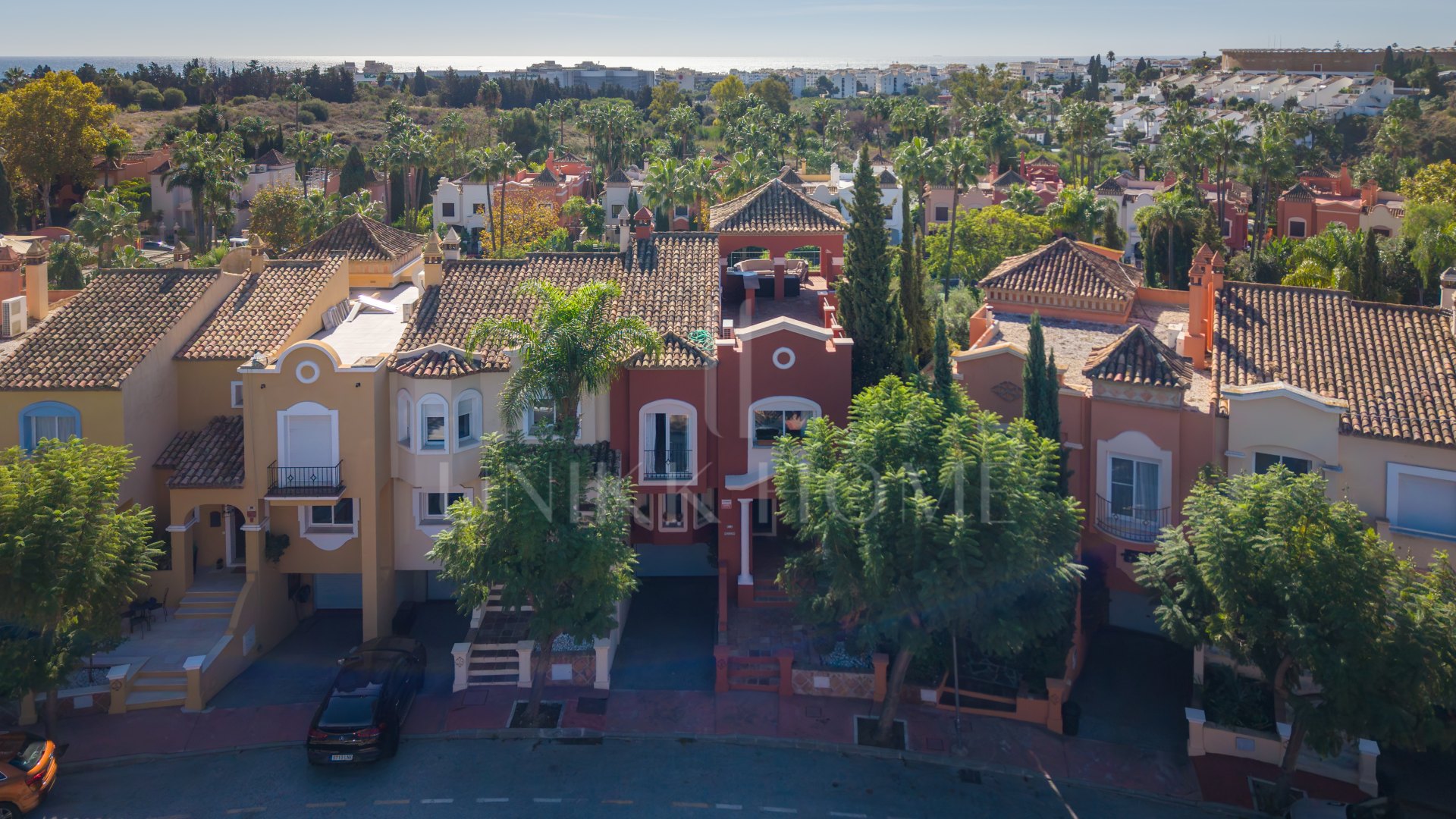 Villa con apartamento independiente y despacho en la azotea junto a Puerto Banús